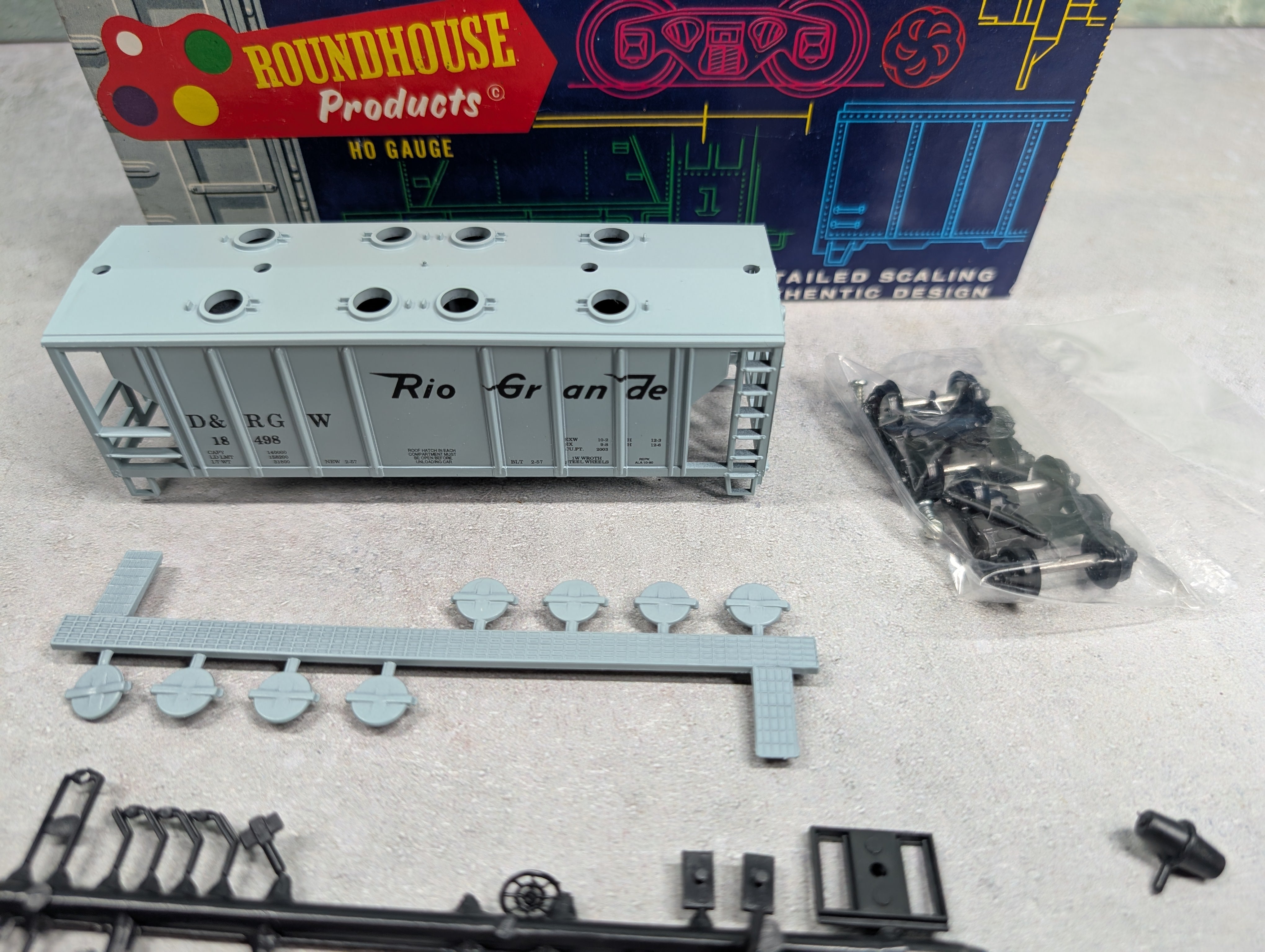 USED Roundhouse 3233 HO Scale 2 Bay Covered Hopper Rio Grande D&RGW #18498 KIT