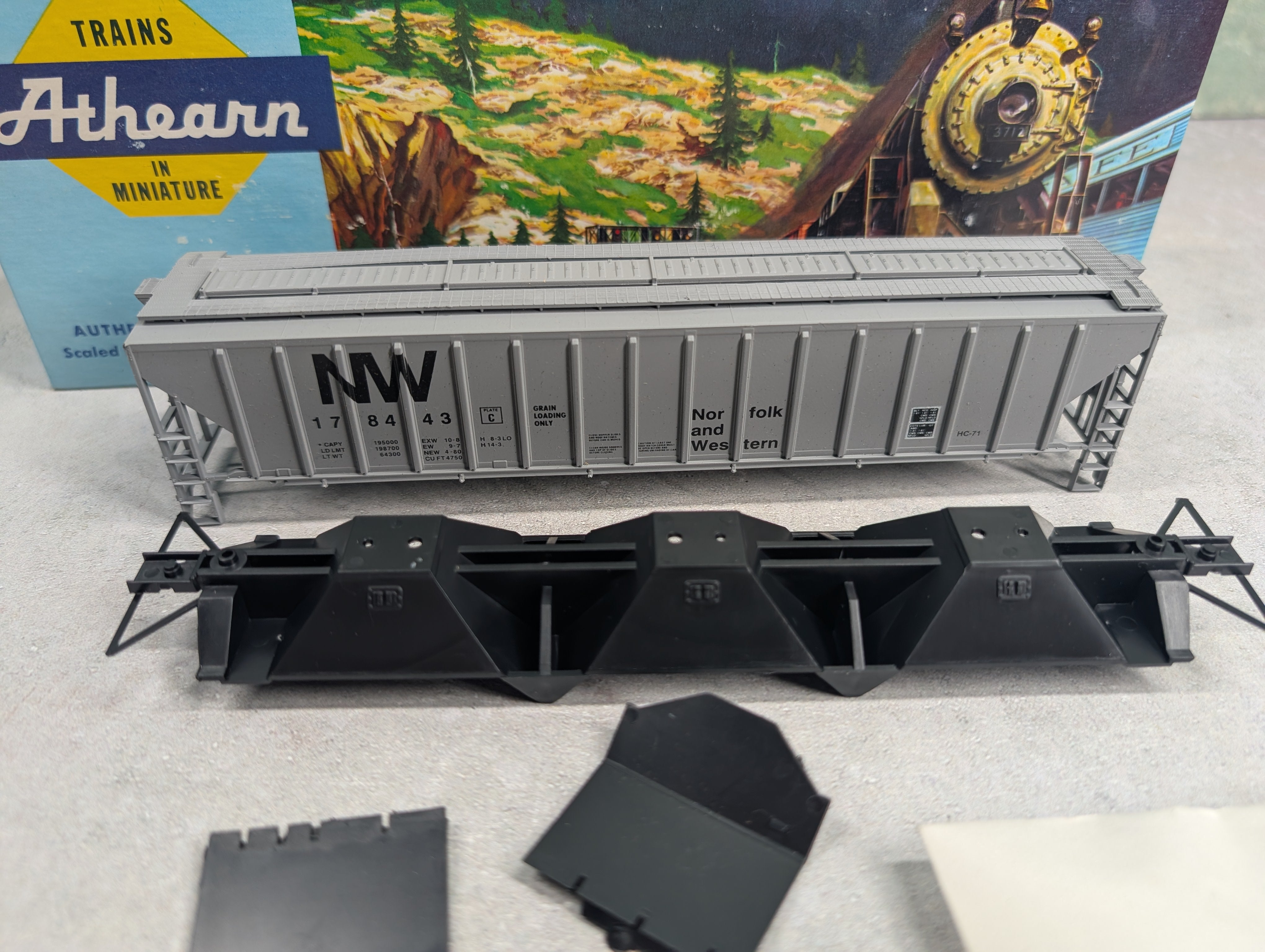USED Athearn 230 HO Scale 54' Ribside Covered Hopper Norfolk & Western NW #178443 Rail Runner KIT
