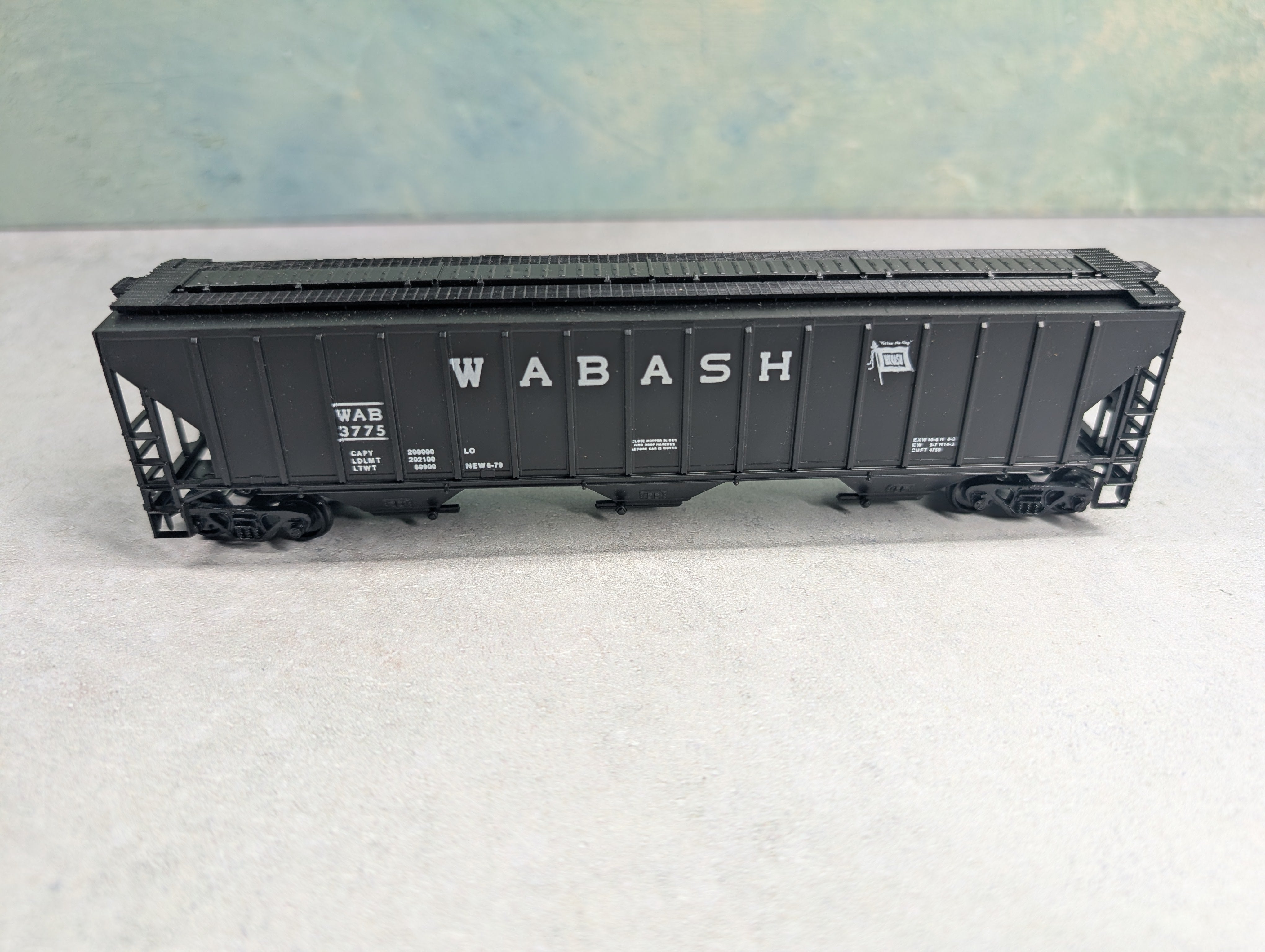 USED Athearn #1418 HO Scale 54' PS Ribside Covered Hopper Wabash WAB #3775 Bev-Bel