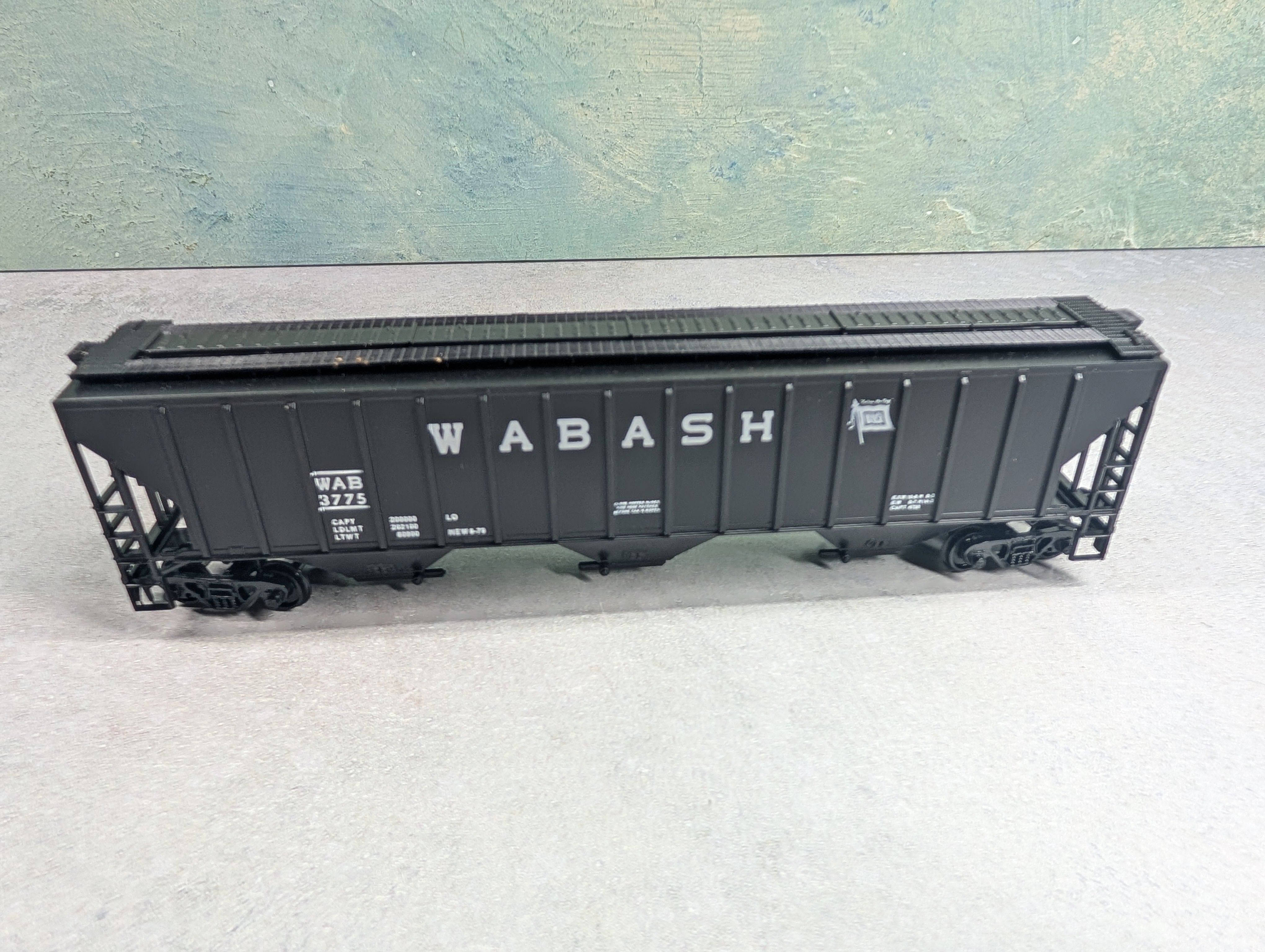 USED Athearn #1418 HO Scale 54' PS Ribside Covered Hopper Wabash WAB #3775 Bev-Bel