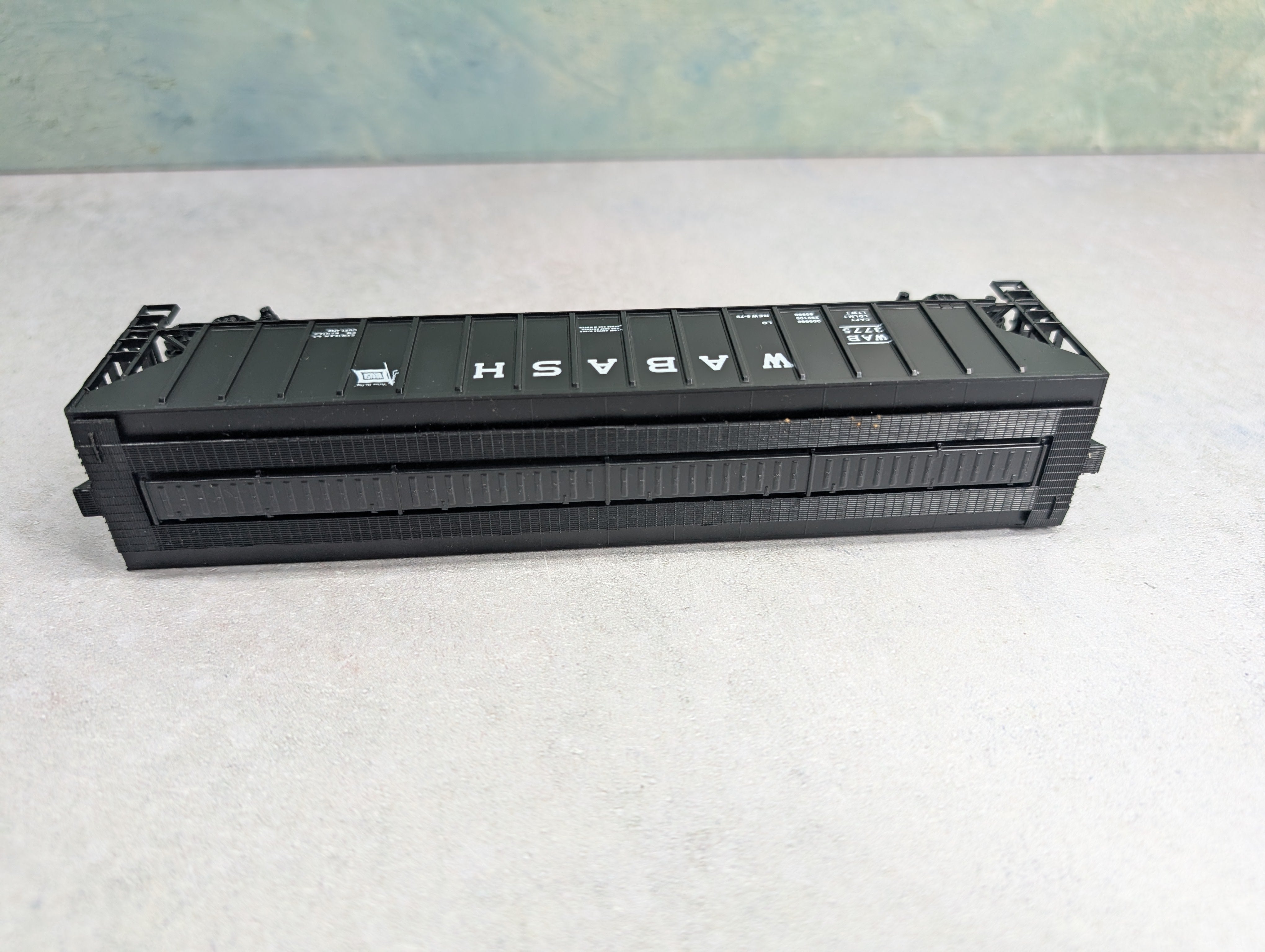 USED Athearn #1418 HO Scale 54' PS Ribside Covered Hopper Wabash WAB #3775 Bev-Bel