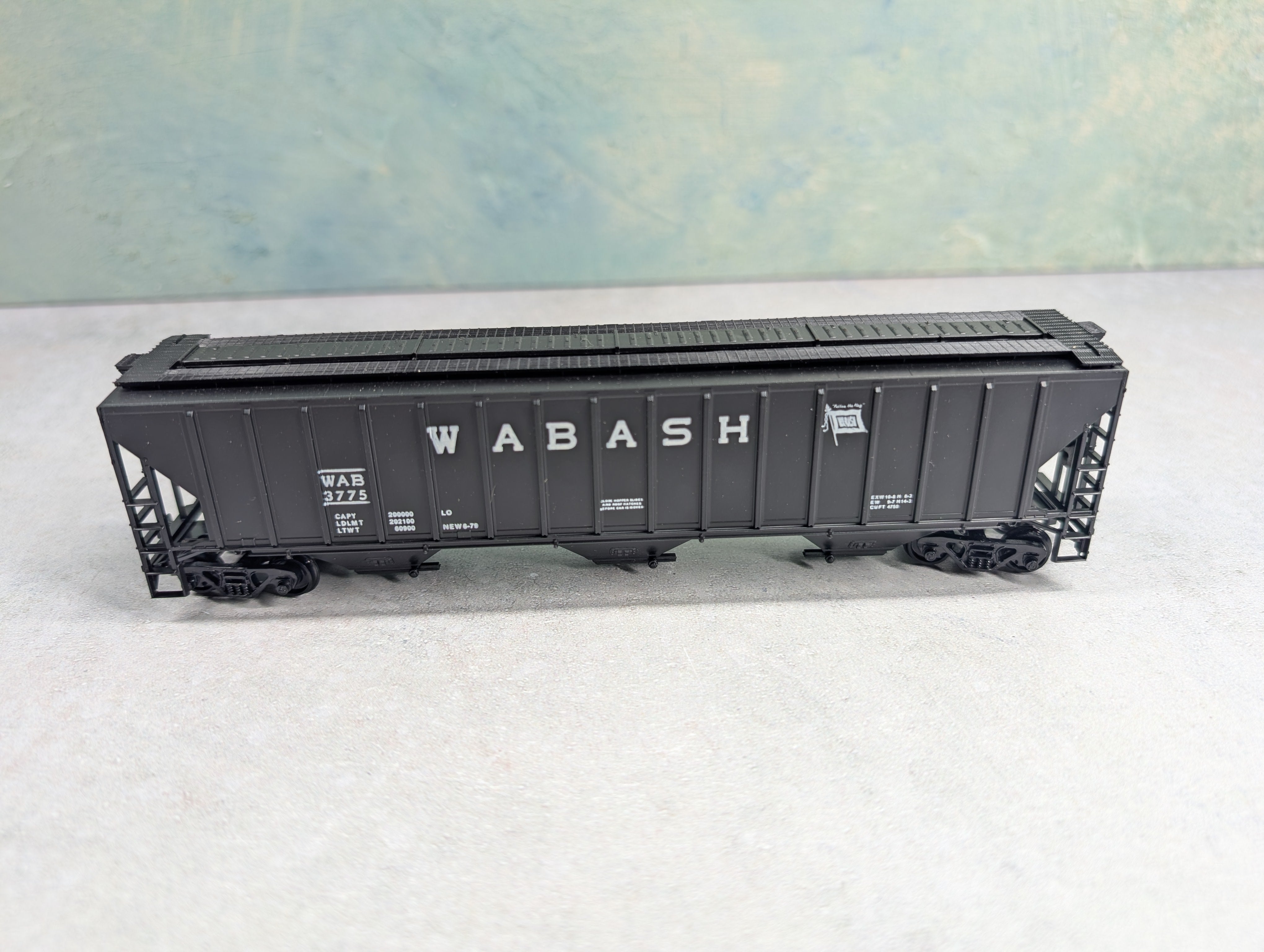 USED Athearn #1418 HO Scale 54' PS Ribside Covered Hopper Wabash WAB #3775 Bev-Bel