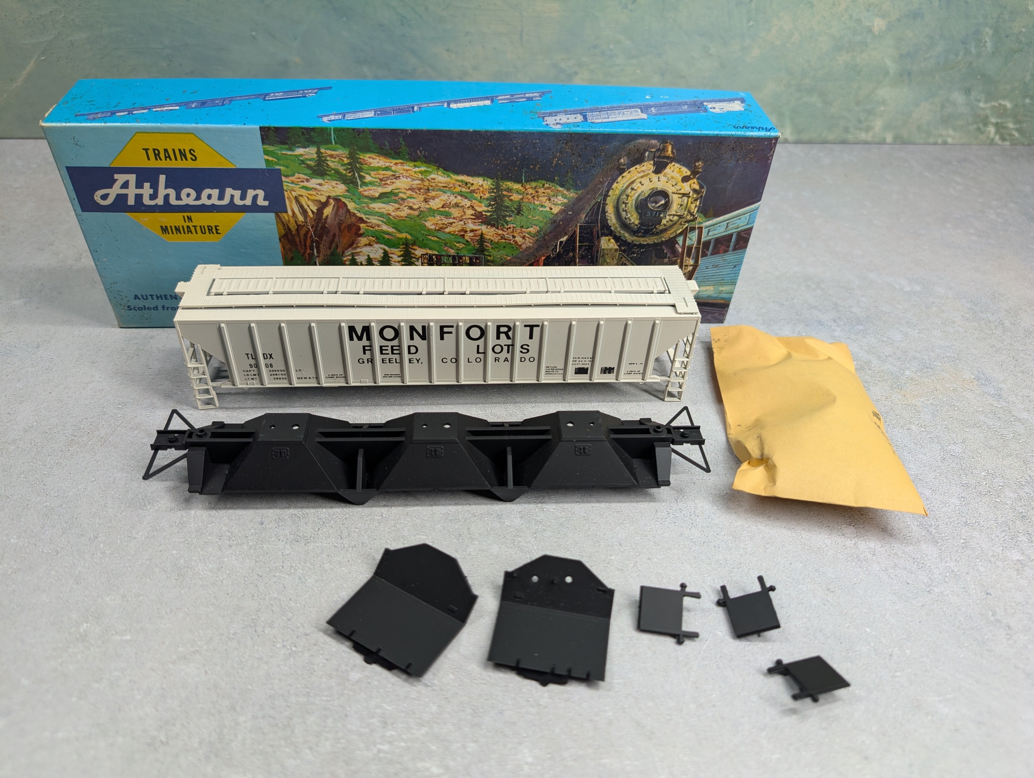 USED Athearn 1067 HO Scale 54' PS Covered Hopper Monfort Feed Lots TLDX #9008 Accurate Finishing KIT