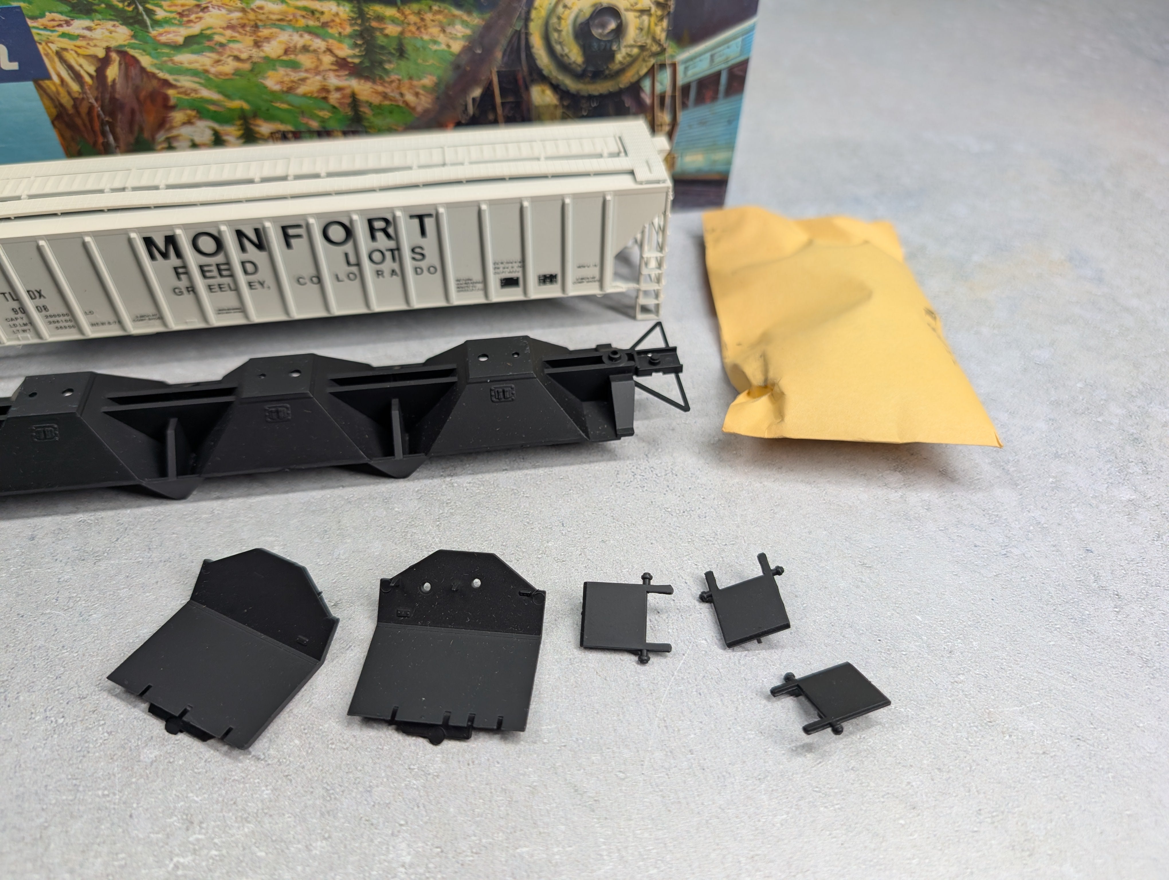 USED Athearn 1067 HO Scale 54' PS Covered Hopper Monfort Feed Lots TLDX #9008 Accurate Finishing KIT