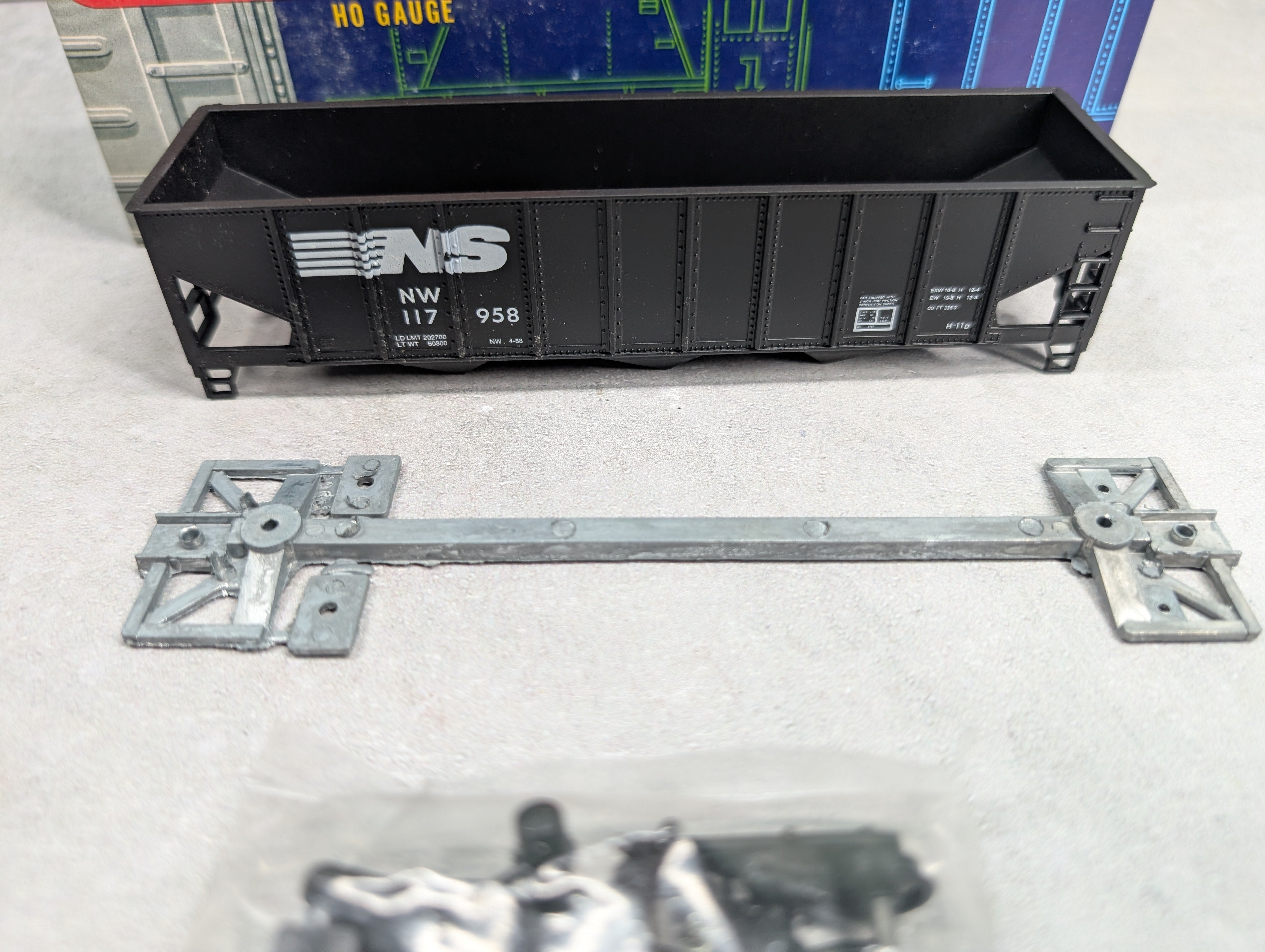 USED Roundhouse 1542 HO Scale 3-Bay Ribside Hopper Norfolk Southern NW #117958 KIT