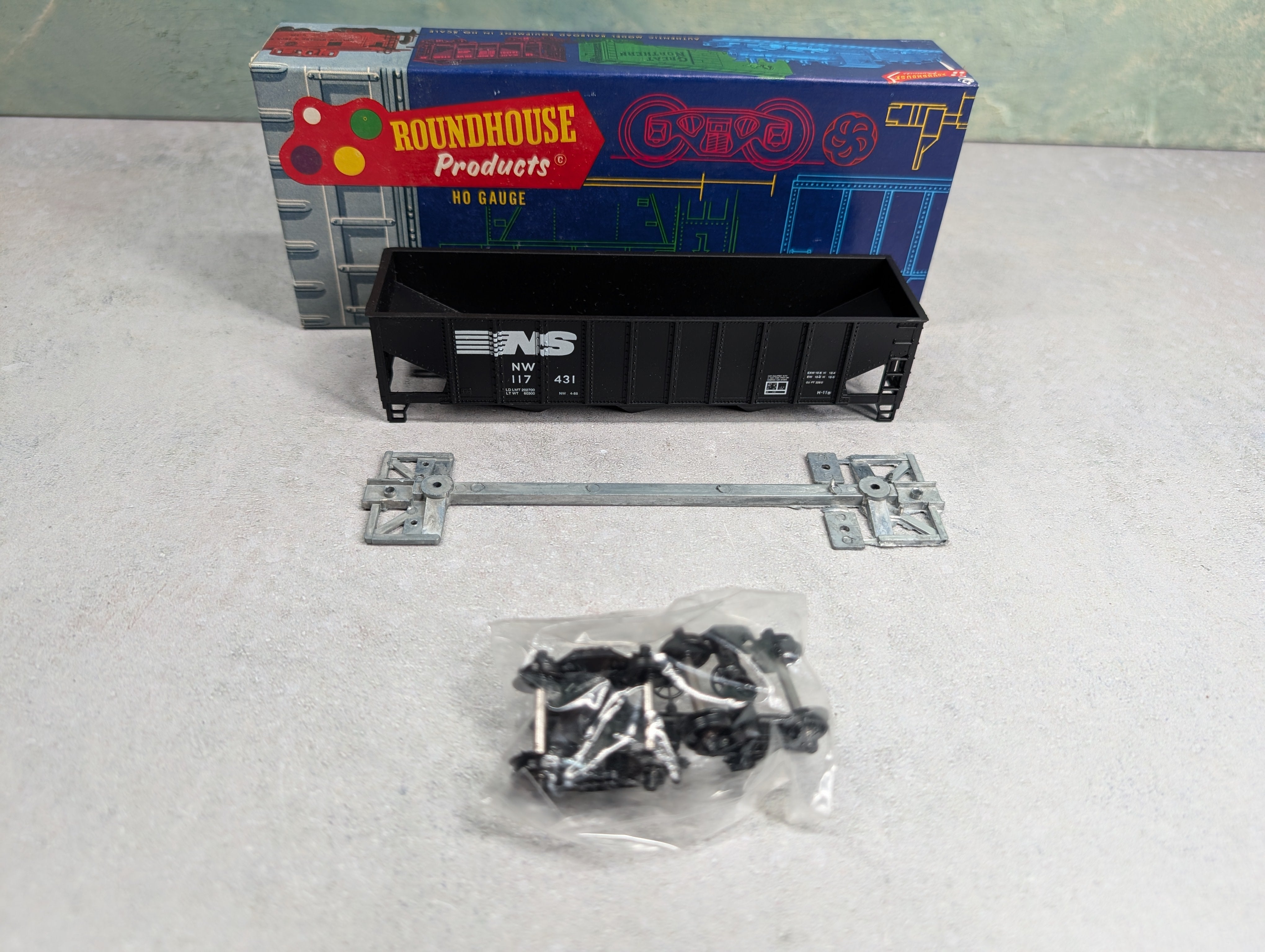 USED Roundhouse 1542 HO Scale 3-Bay Ribside Hopper Norfolk Southern NW #117431 KIT