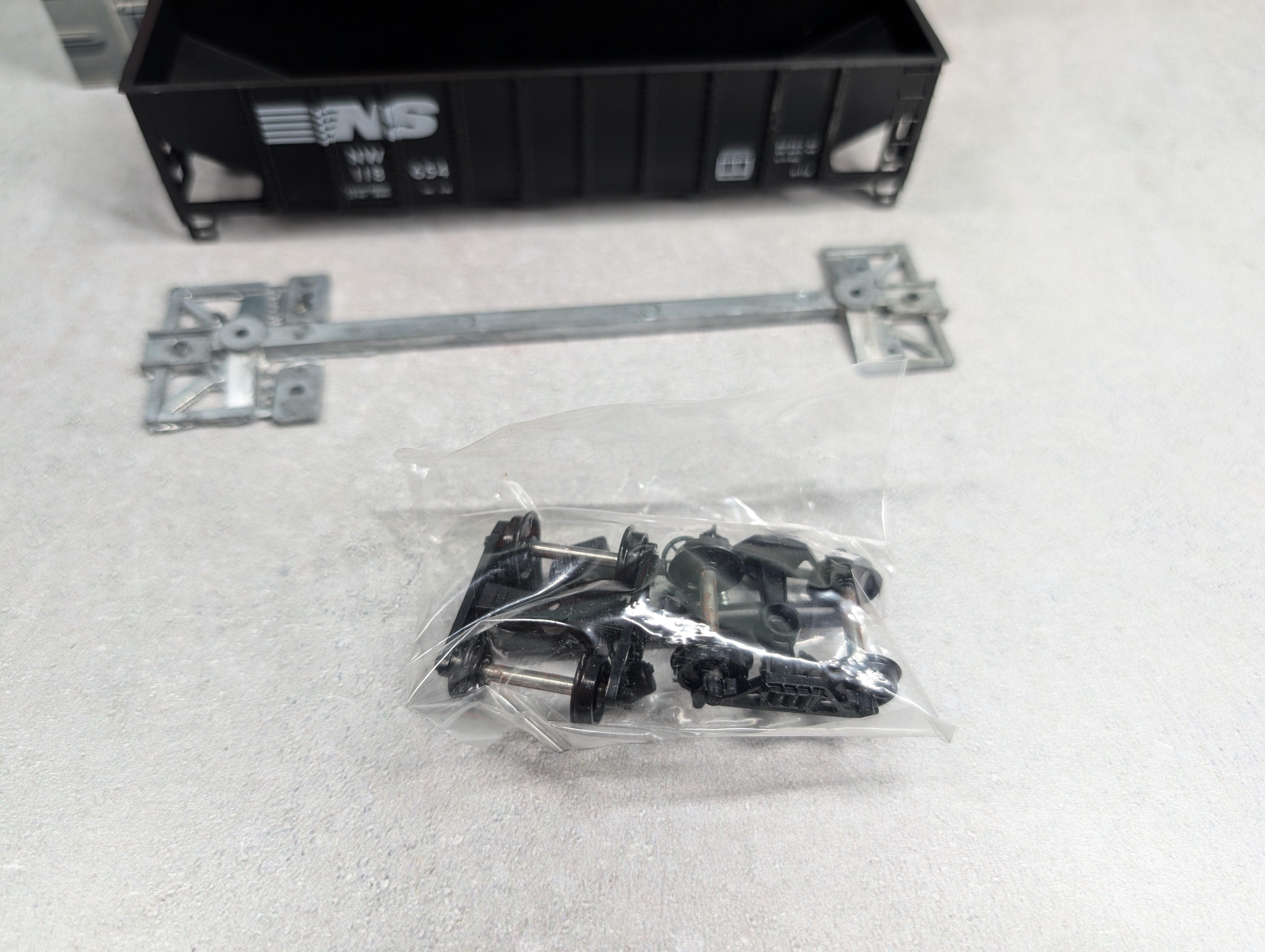 USED Roundhouse 1542 HO Scale 3-Bay Ribside Hopper Norfolk Southern NW #118654 KIT