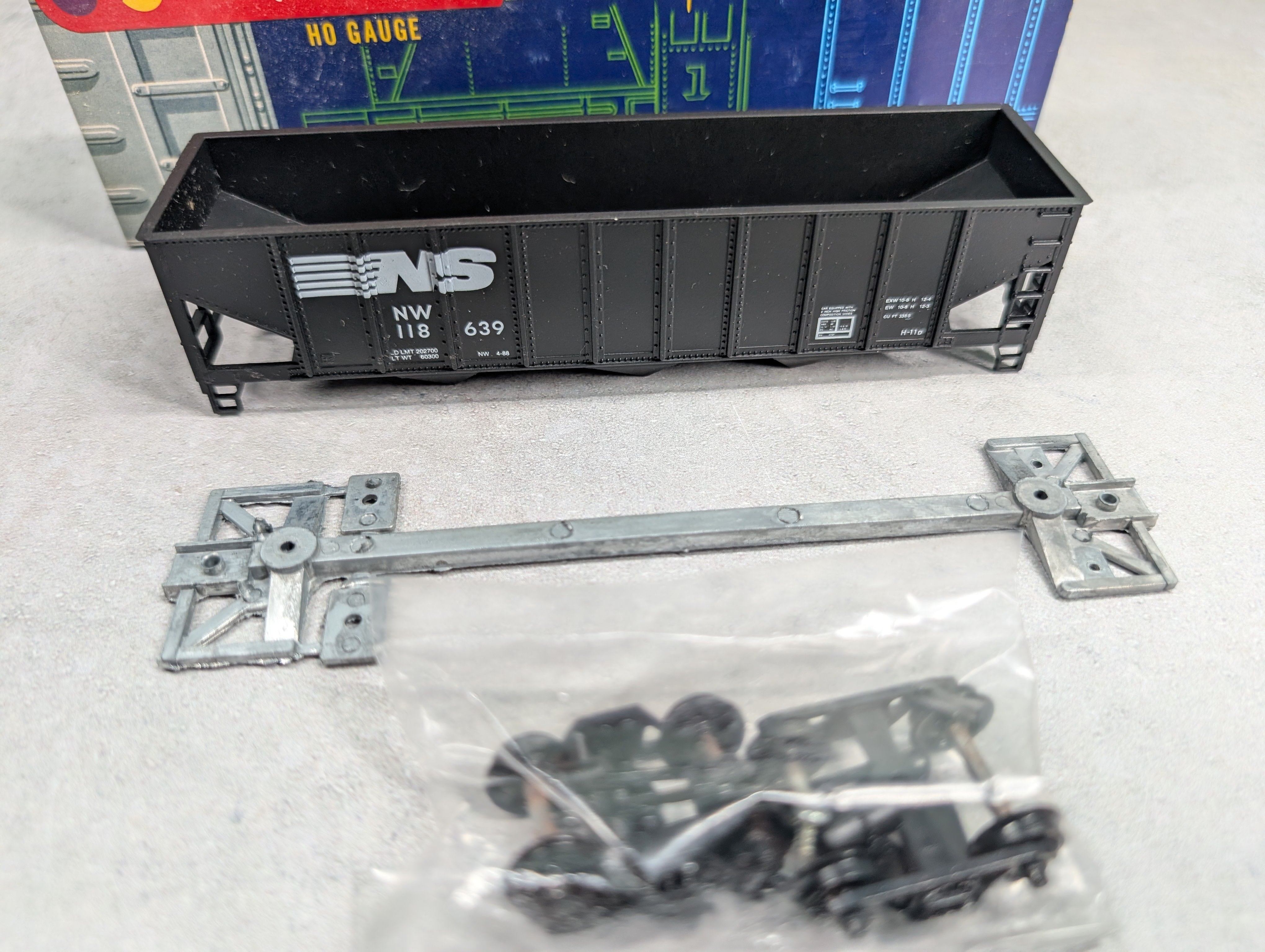 USED Roundhouse 1542 HO Scale 3-Bay Ribside Hopper Norfolk Southern NW #118639 KIT