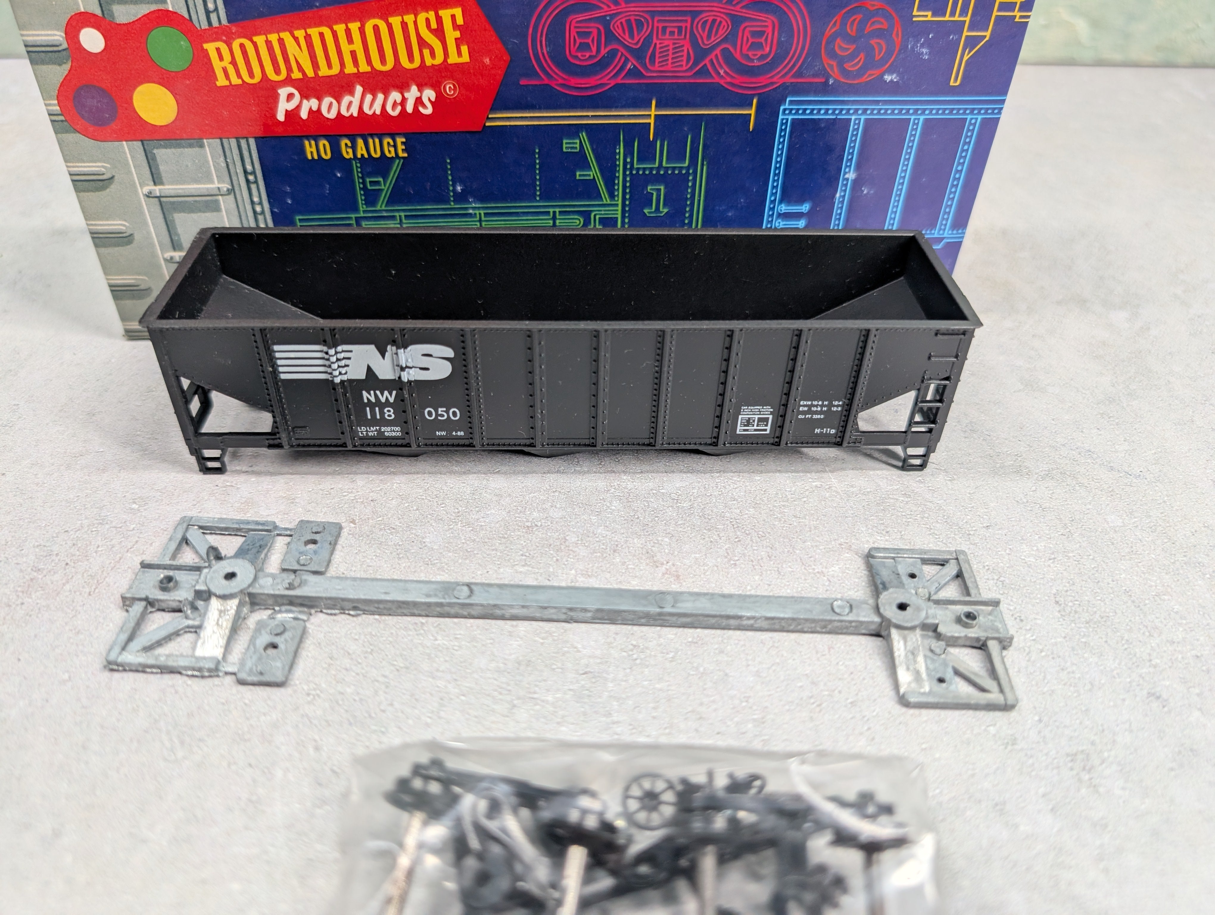 USED Roundhouse 1542 HO Scale 3-Bay Ribside Hopper Norfolk Southern NW #118050 KIT