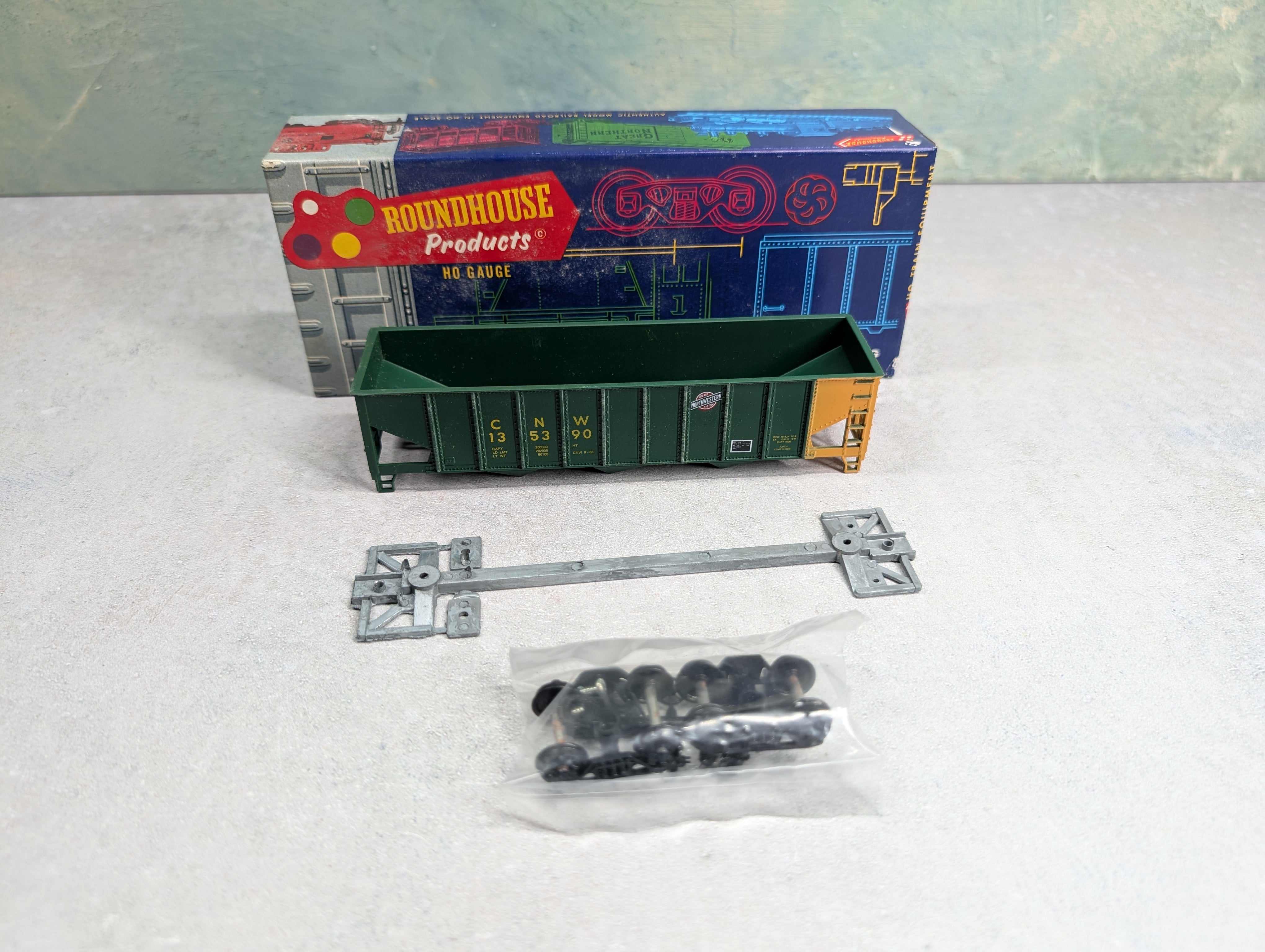 USED Roundhouse 1539 HO Scale 3-Bay Ribside Hopper Chicago & North Western CNW #135390 KIT