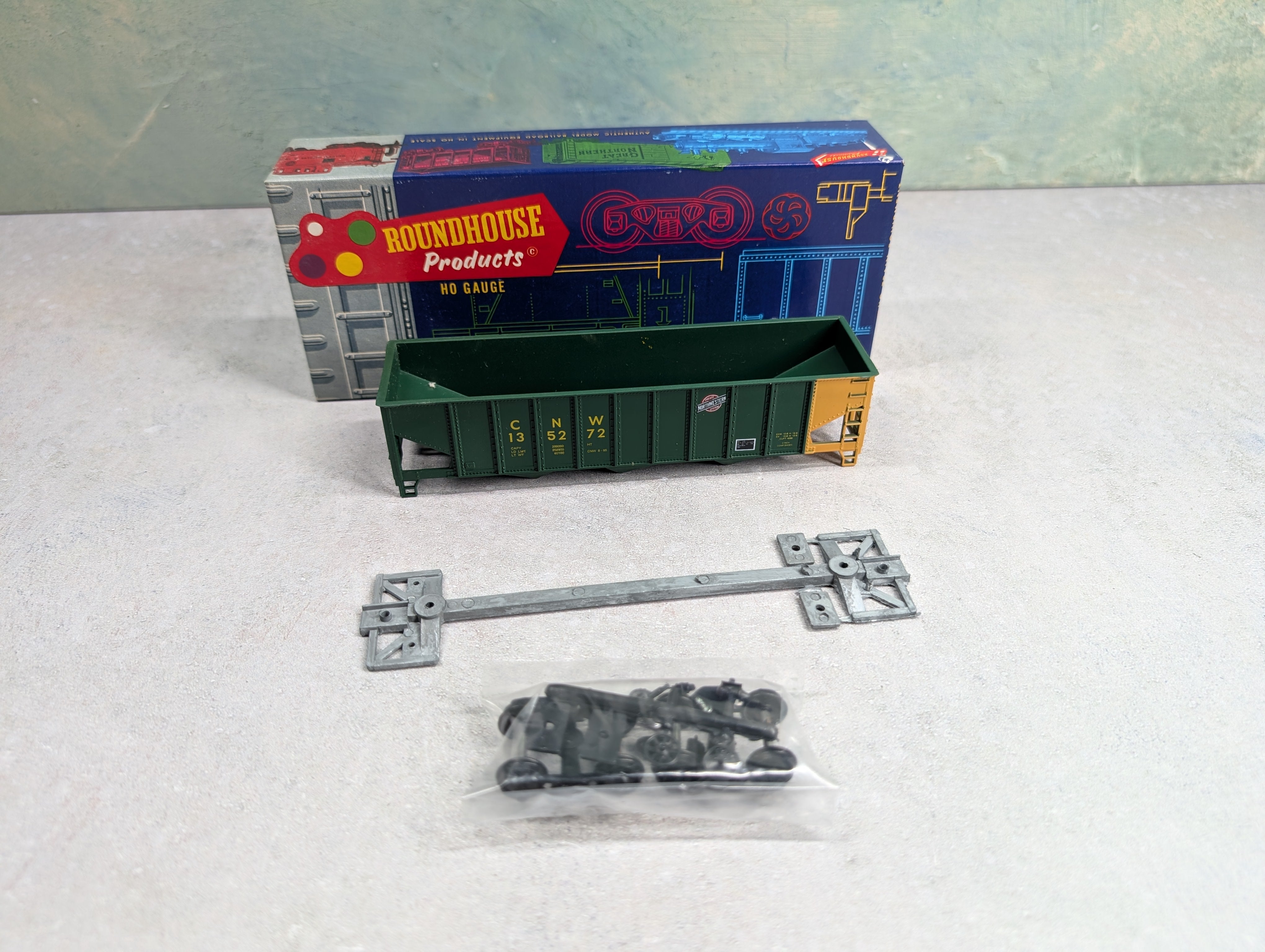 USED Roundhouse 1539 HO Scale 3-Bay Ribside Hopper Chicago & North Western CNW #135272 KIT