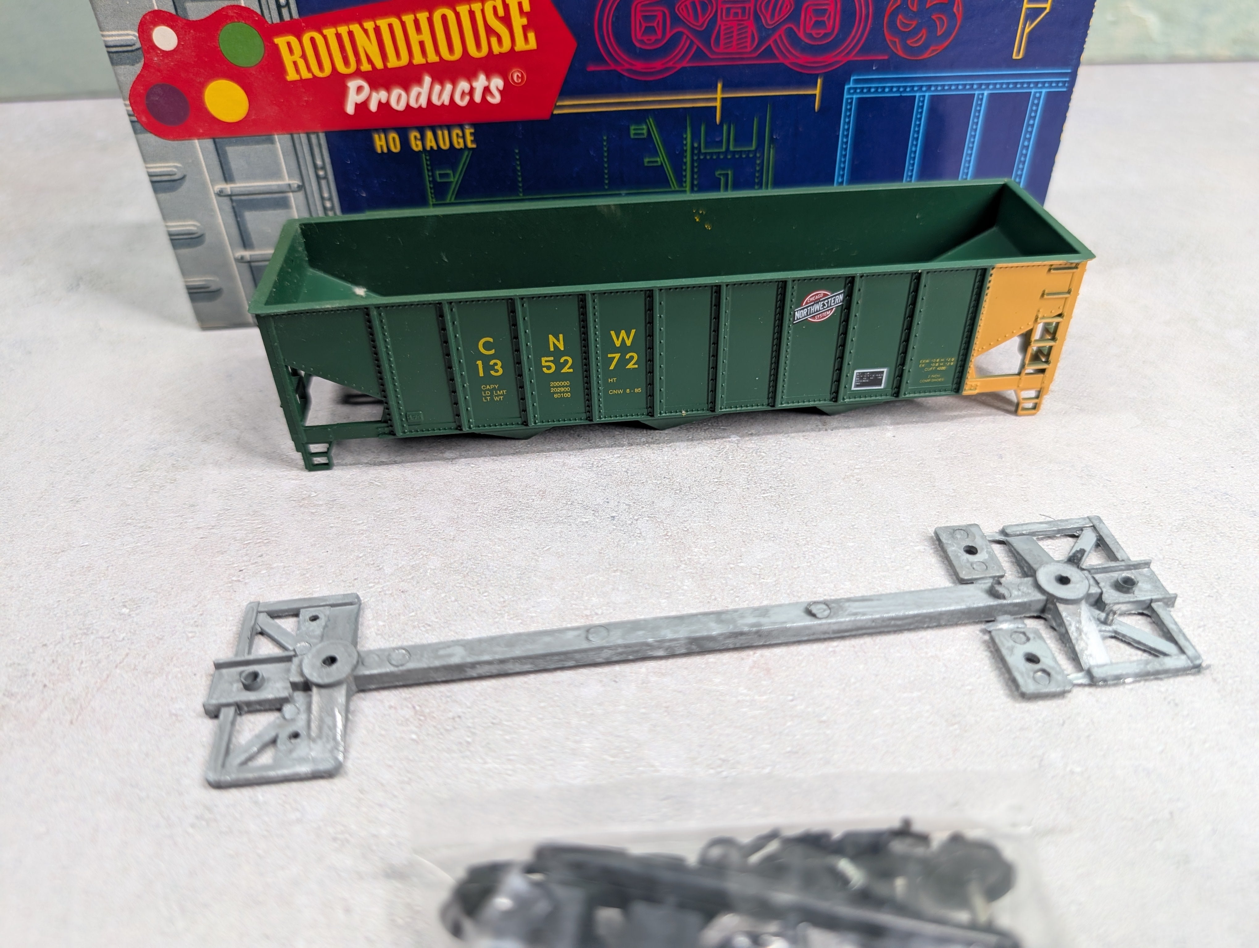 USED Roundhouse 1539 HO Scale 3-Bay Ribside Hopper Chicago & North Western CNW #135272 KIT