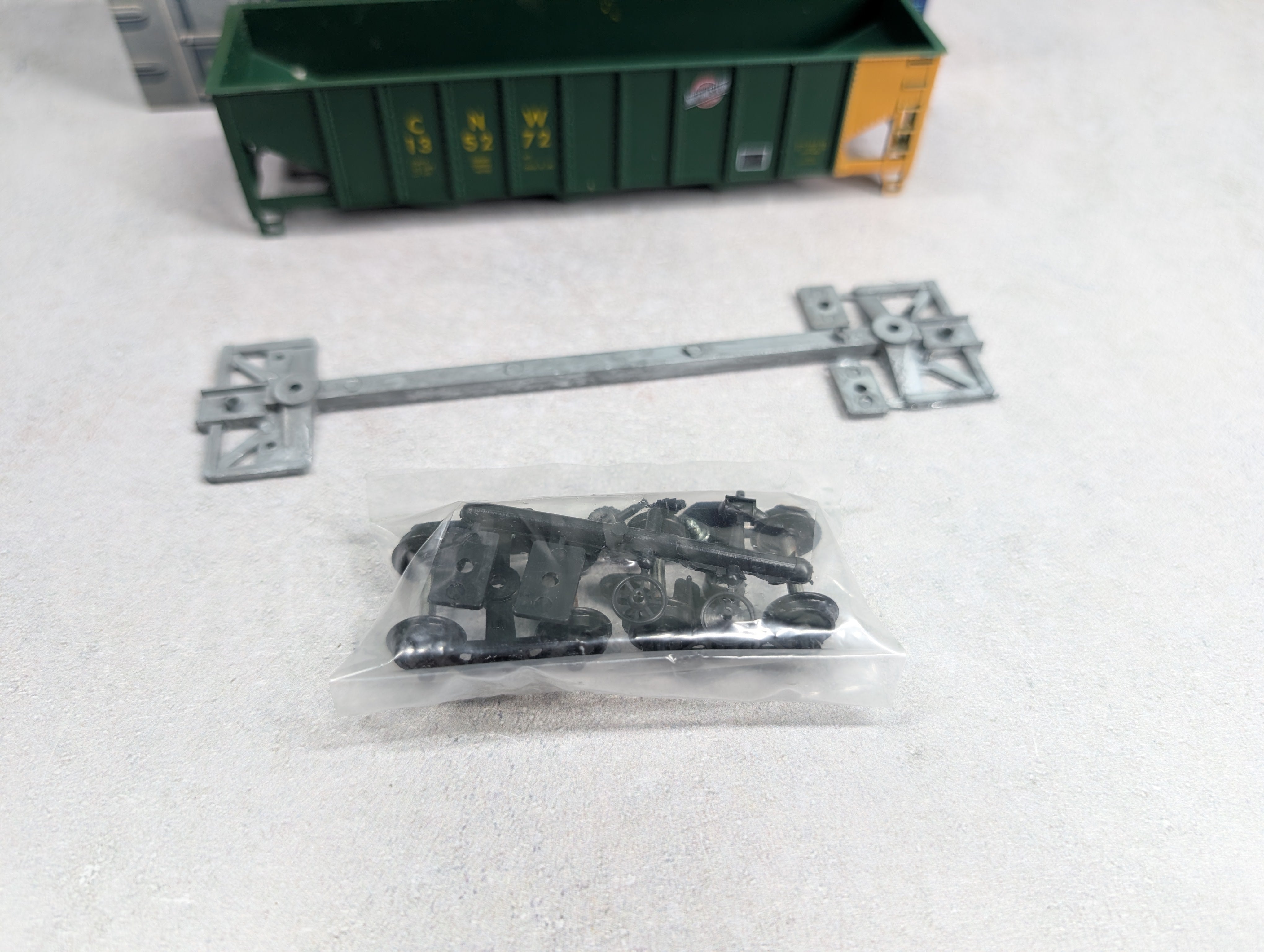 USED Roundhouse 1539 HO Scale 3-Bay Ribside Hopper Chicago & North Western CNW #135272 KIT