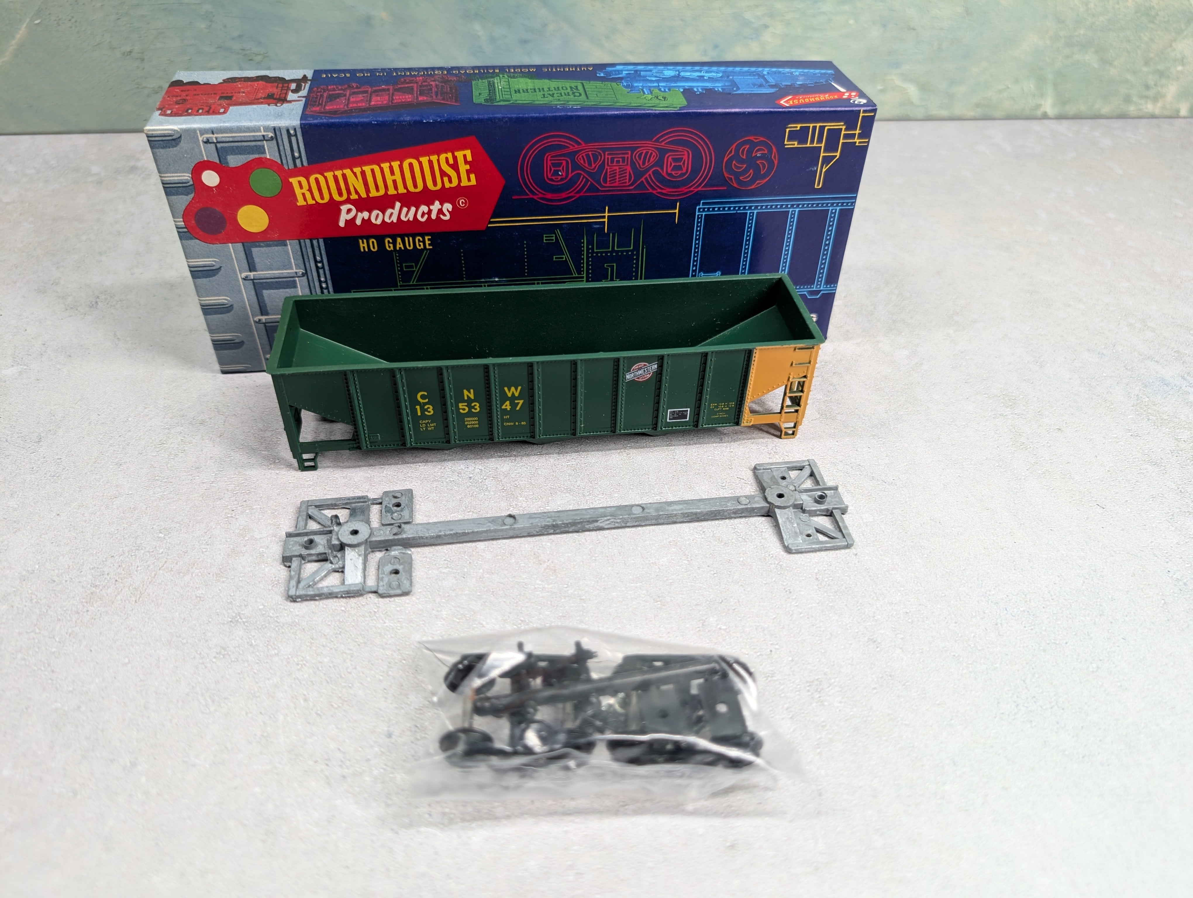 USED Roundhouse 1539 HO Scale 3-Bay Ribside Hopper Chicago & North Western CNW #135347 KIT