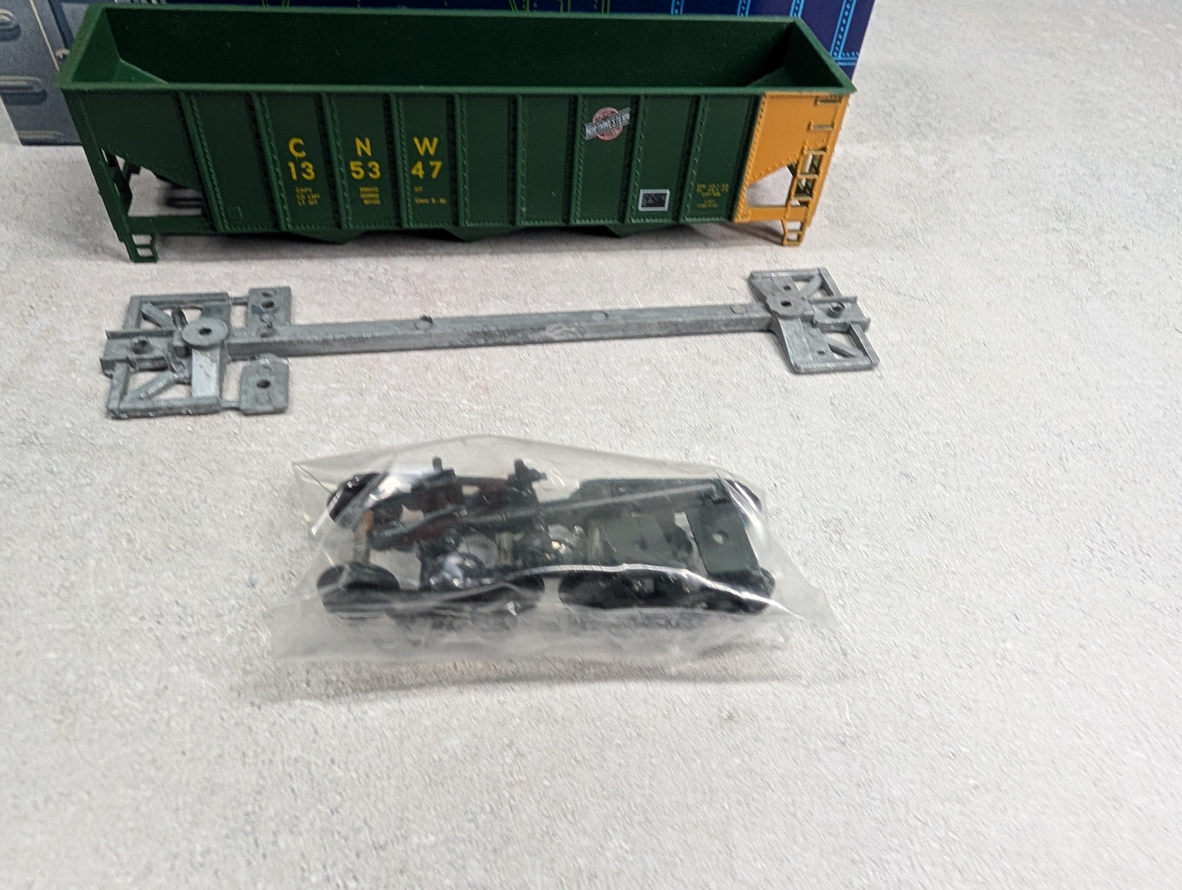 USED Roundhouse 1539 HO Scale 3-Bay Ribside Hopper Chicago & North Western CNW #135347 KIT