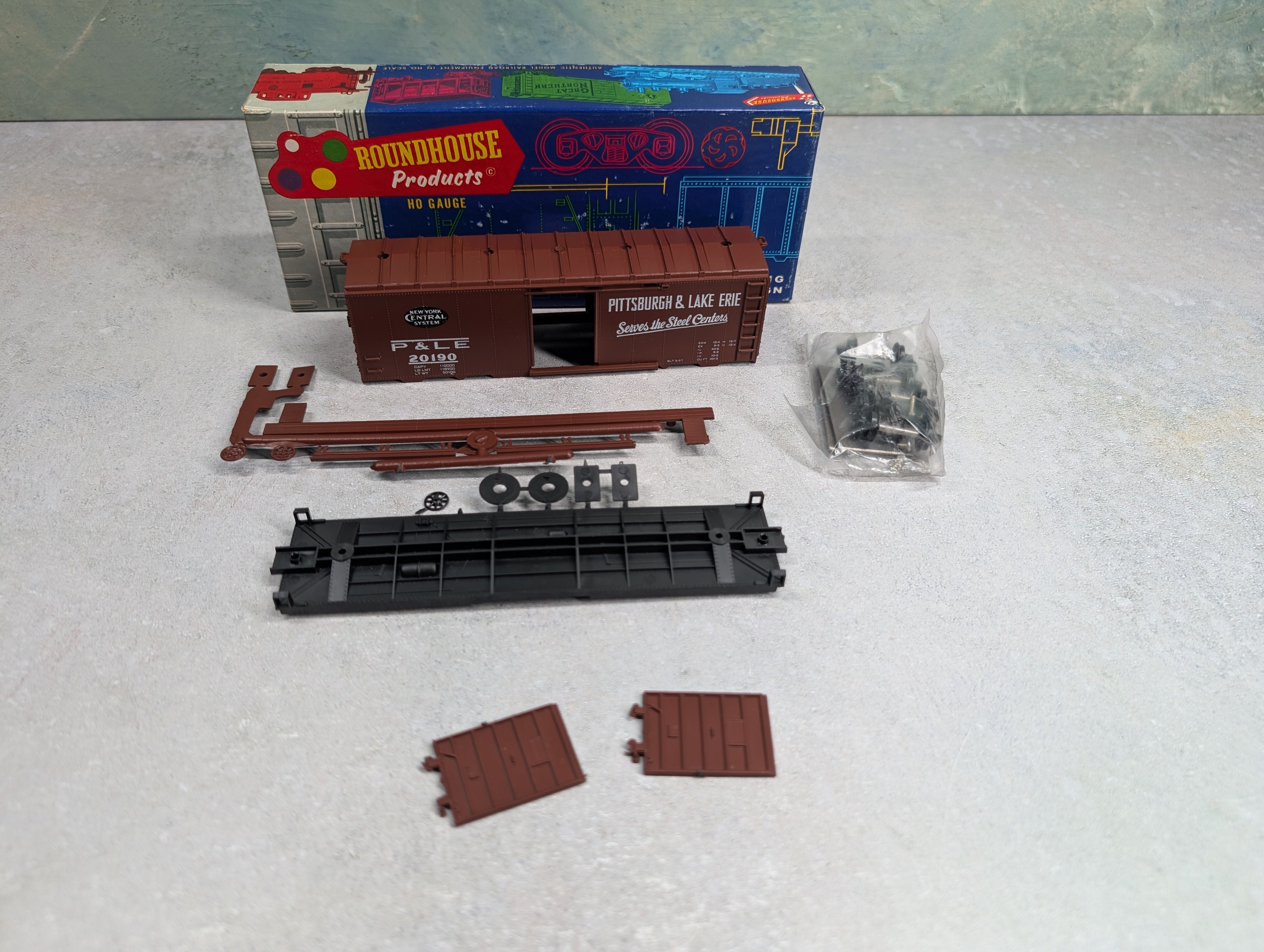 USED Roundhouse 2042 HO Scale 40' Box Car Pittsburgh & Lake Erie P&LE #20190 KIT