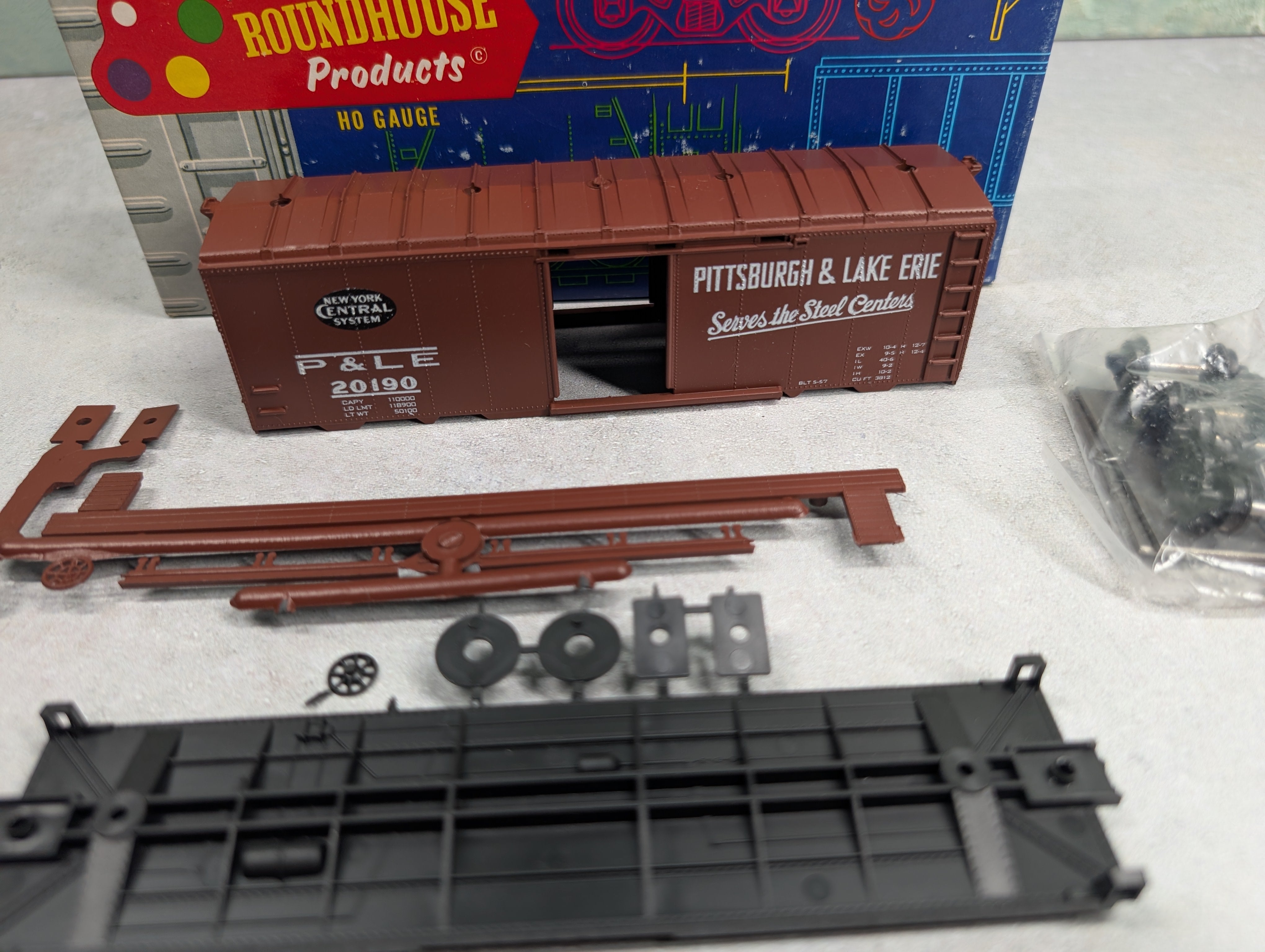 USED Roundhouse 2042 HO Scale 40' Box Car Pittsburgh & Lake Erie P&LE #20190 KIT