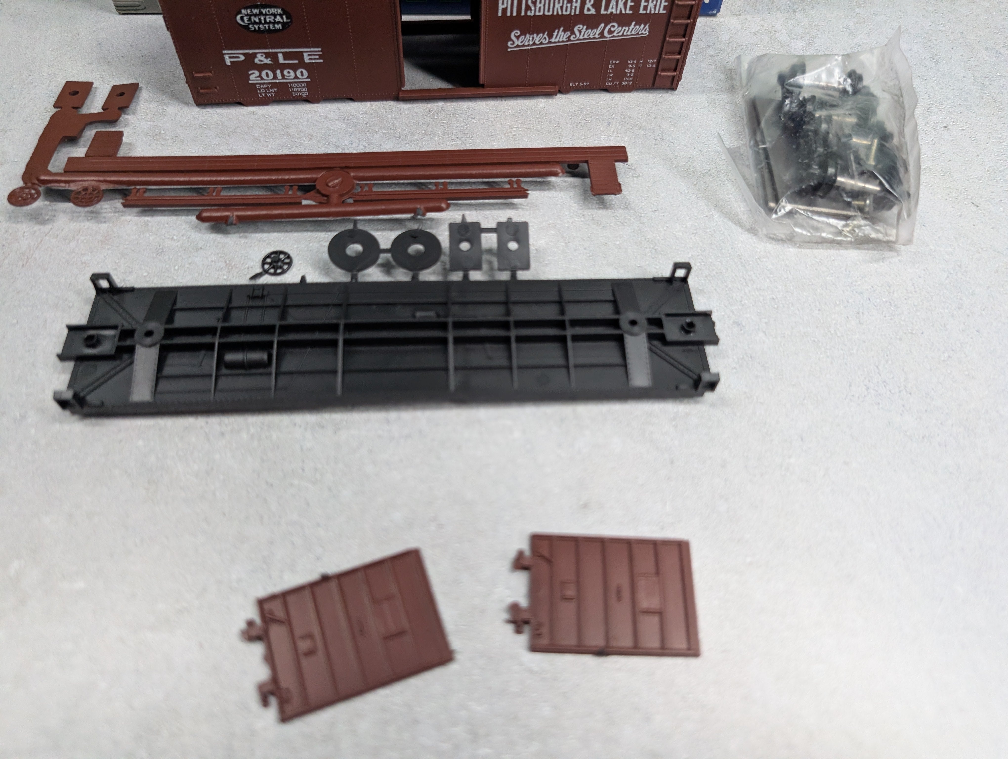 USED Roundhouse 2042 HO Scale 40' Box Car Pittsburgh & Lake Erie P&LE #20190 KIT