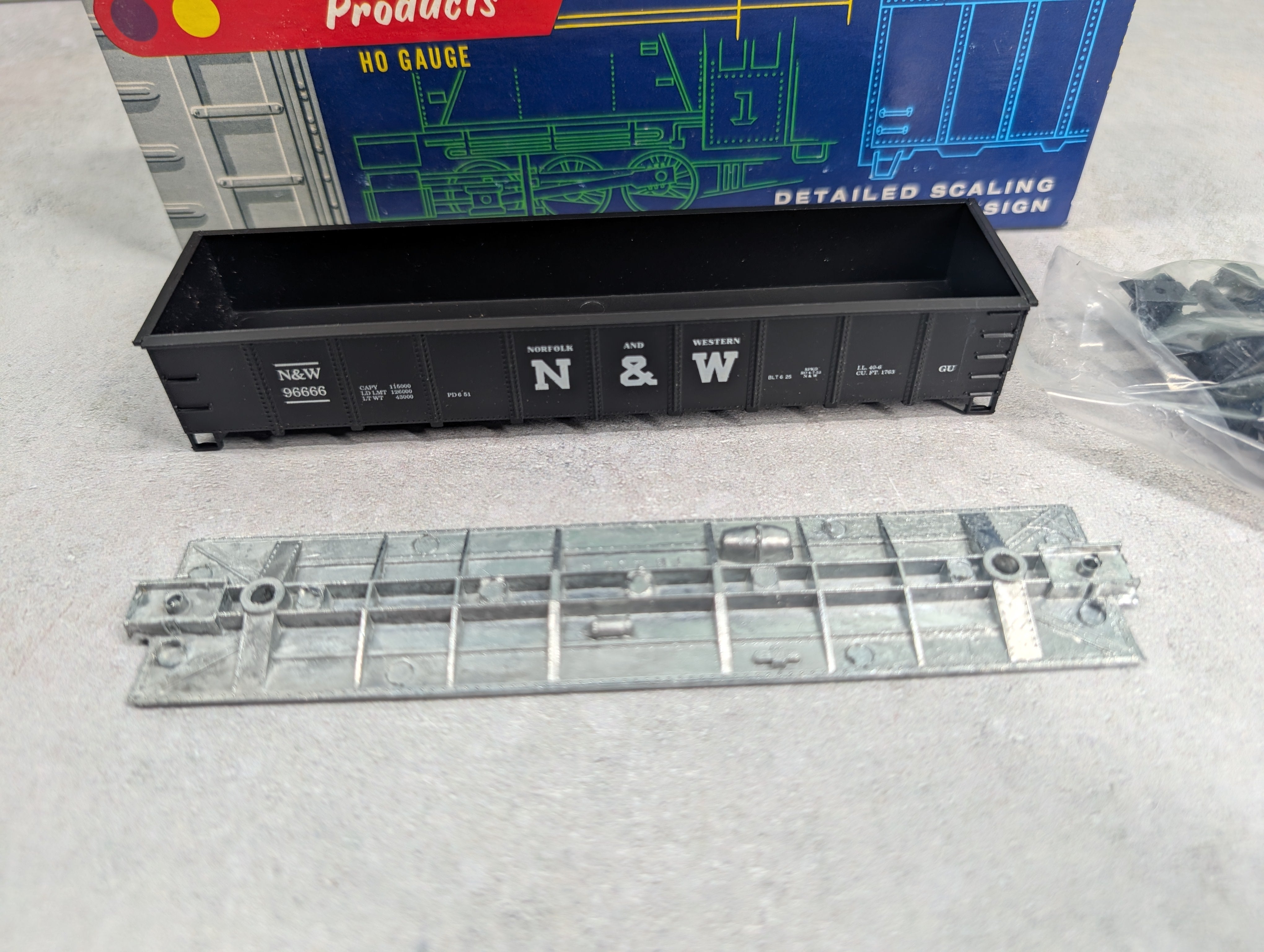 USED Roundhouse 3252 HO Scale 40' Peak-End Gondola Norfolk & Western N&W #96666 KIT