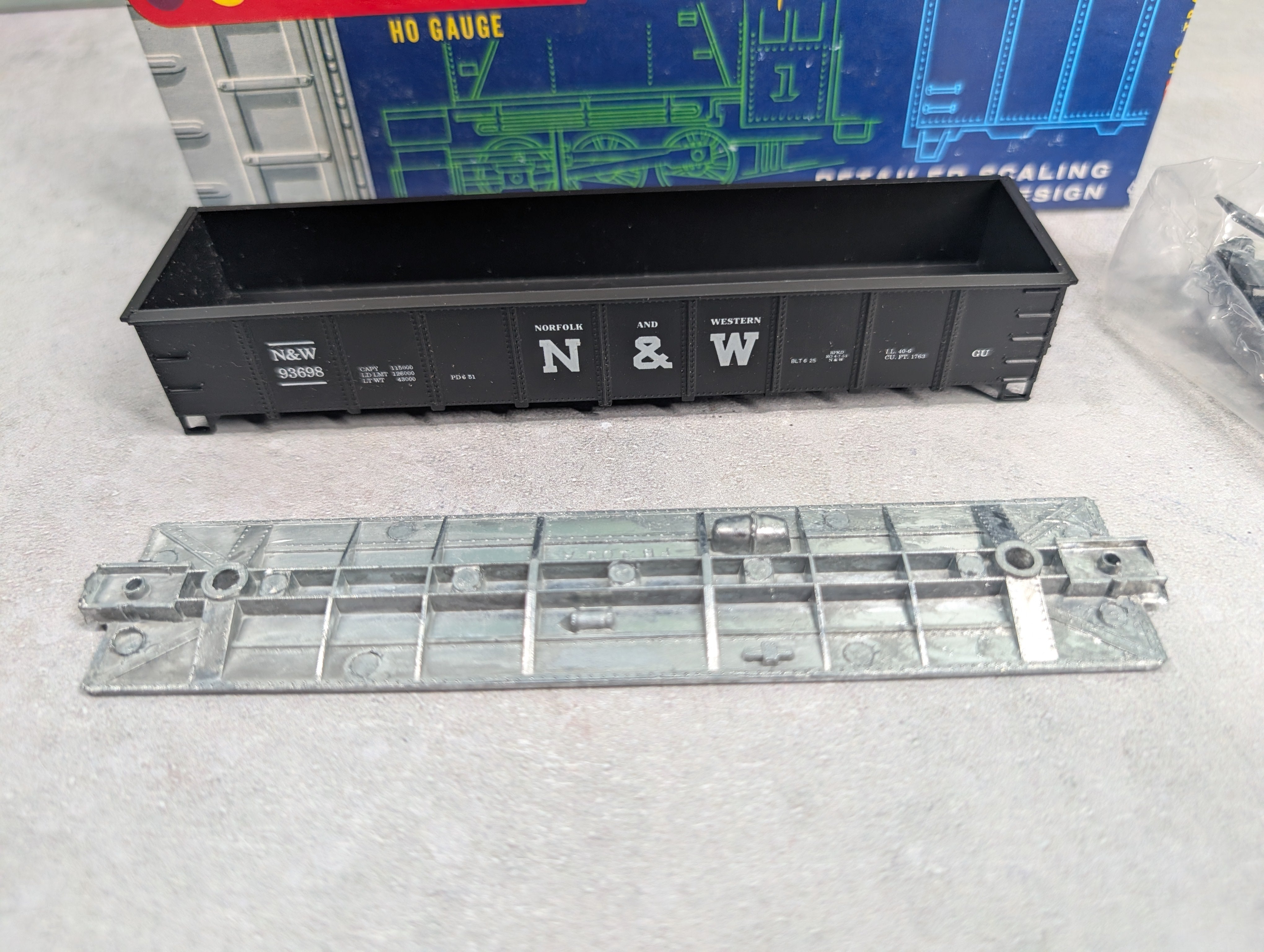 USED Roundhouse 3252 HO Scale 40' Peak-End Gondola Norfolk & Western N&W #93698 KIT