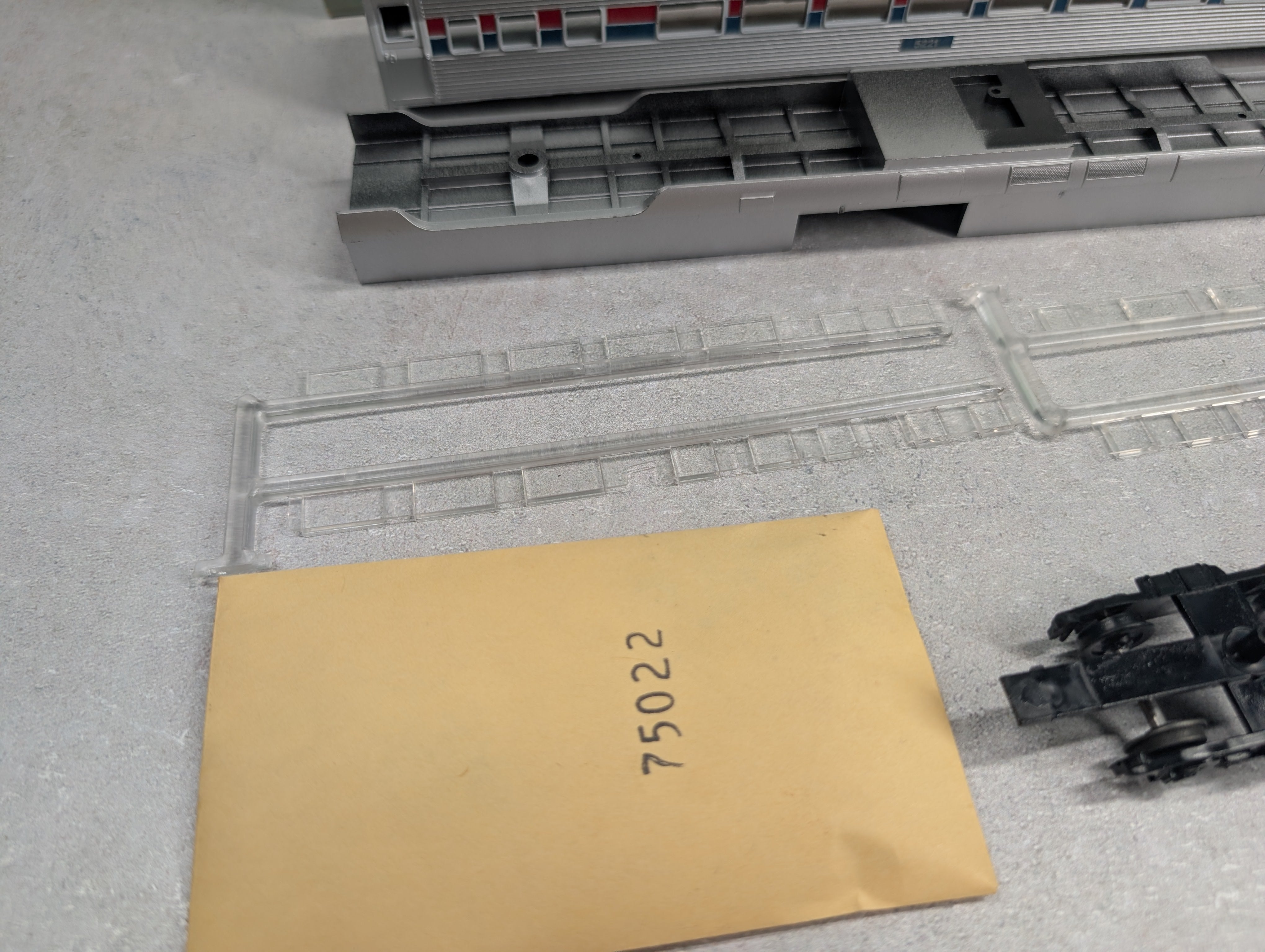 USED Athearn 1819 HO Scale SL Coach Passenger Car Amtrak #5221 KIT