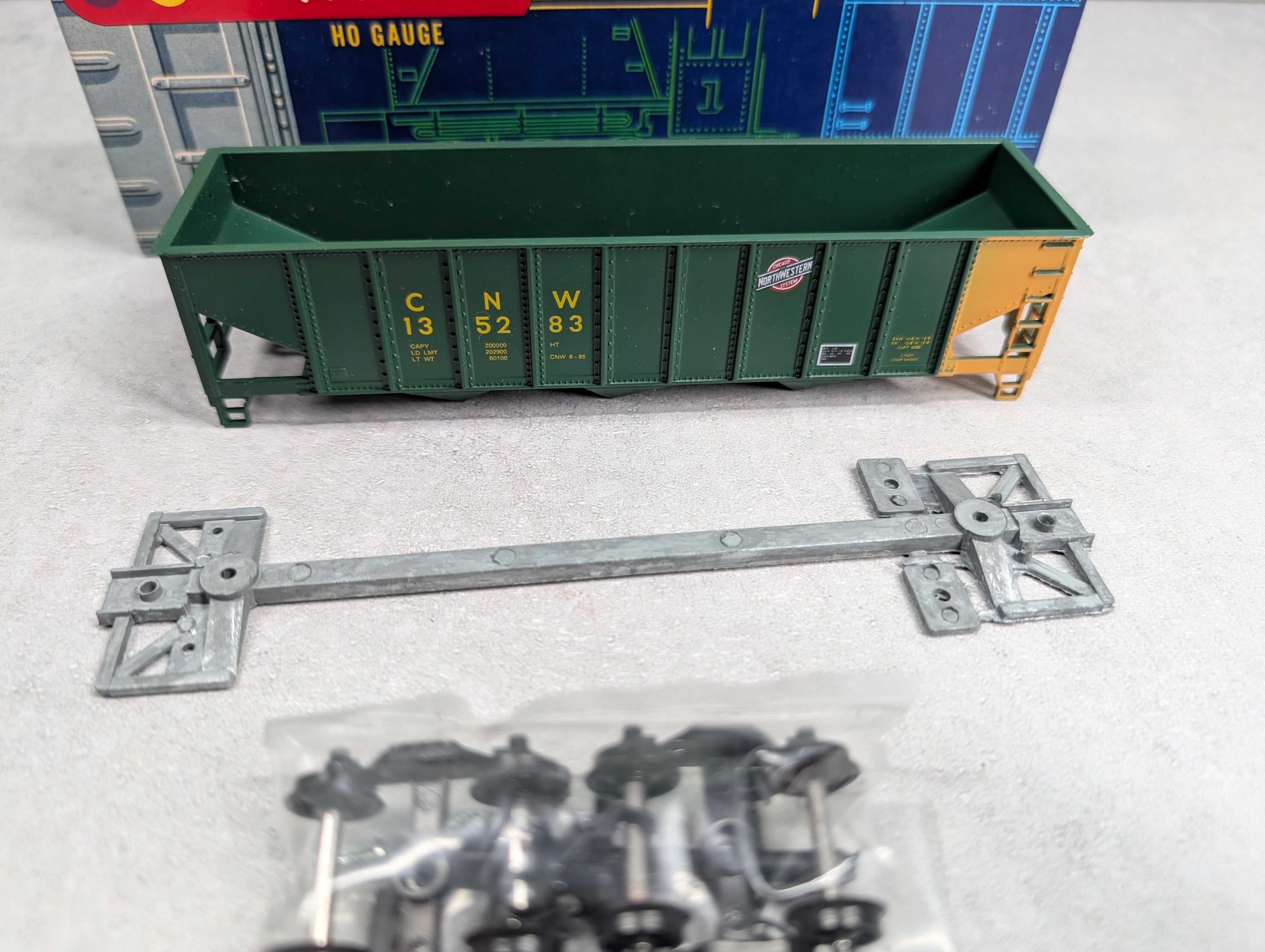 USED Roundhouse 1539 HO Scale 3 Bay Rib Side Hopper Chicago & North Western CNW #135283 KIT