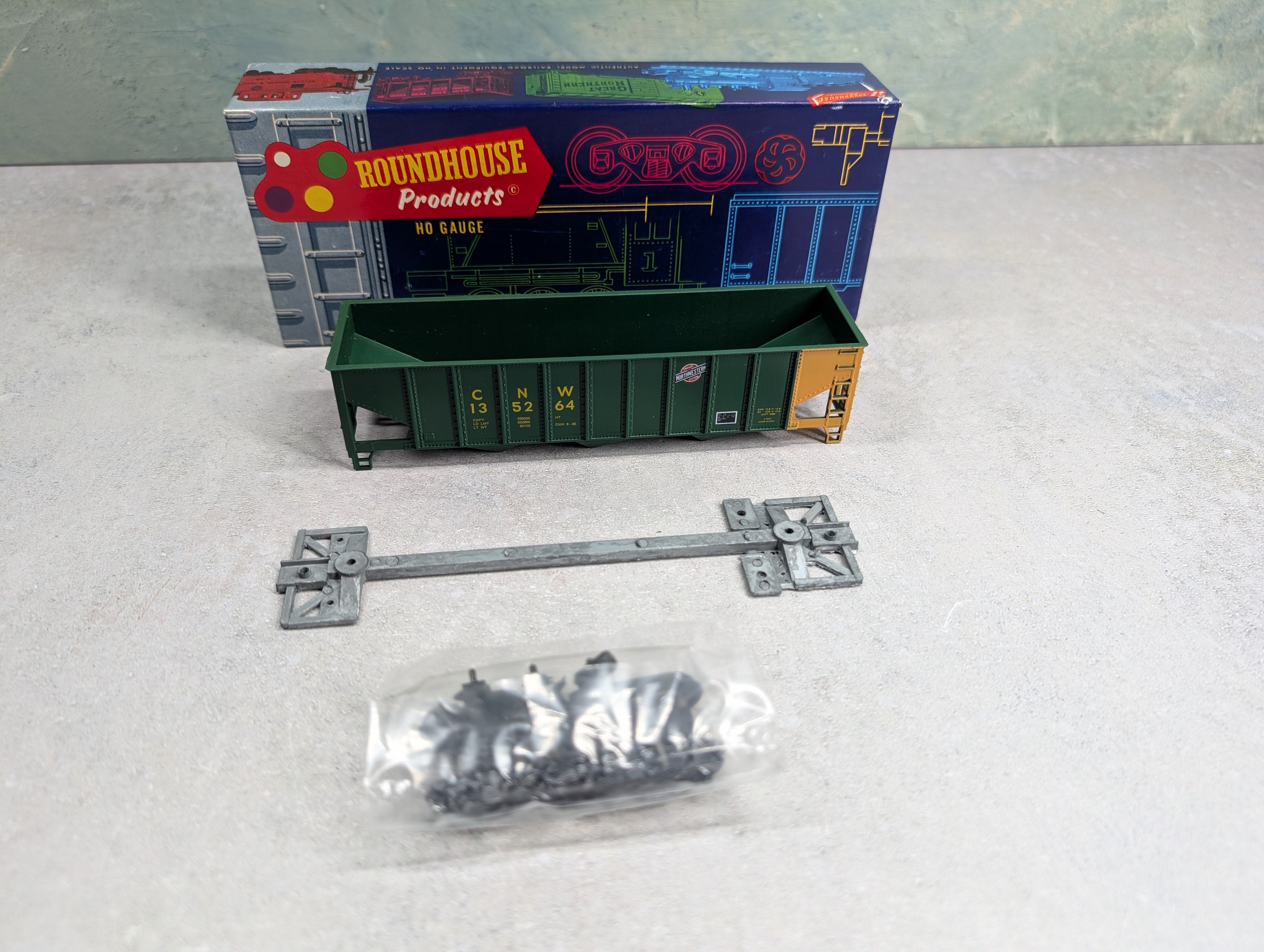 USED Roundhouse 1539 HO Scale 3 Bay Rib Side Hopper Chicago & North Western CNW #135264 KIT