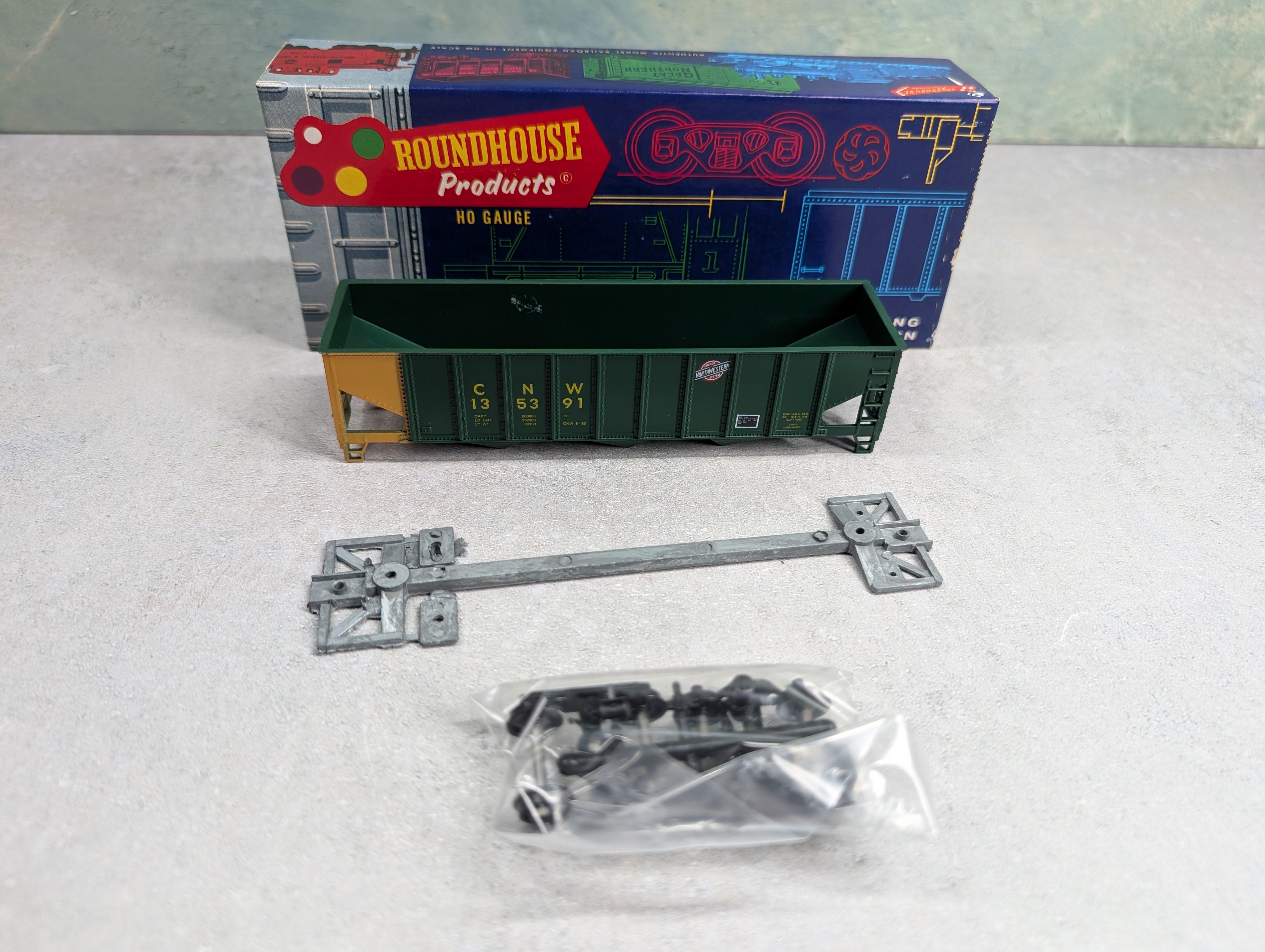 USED Roundhouse 1539 HO Scale 3 Bay Rib Side Hopper Chicago & North Western CNW #135391 KIT