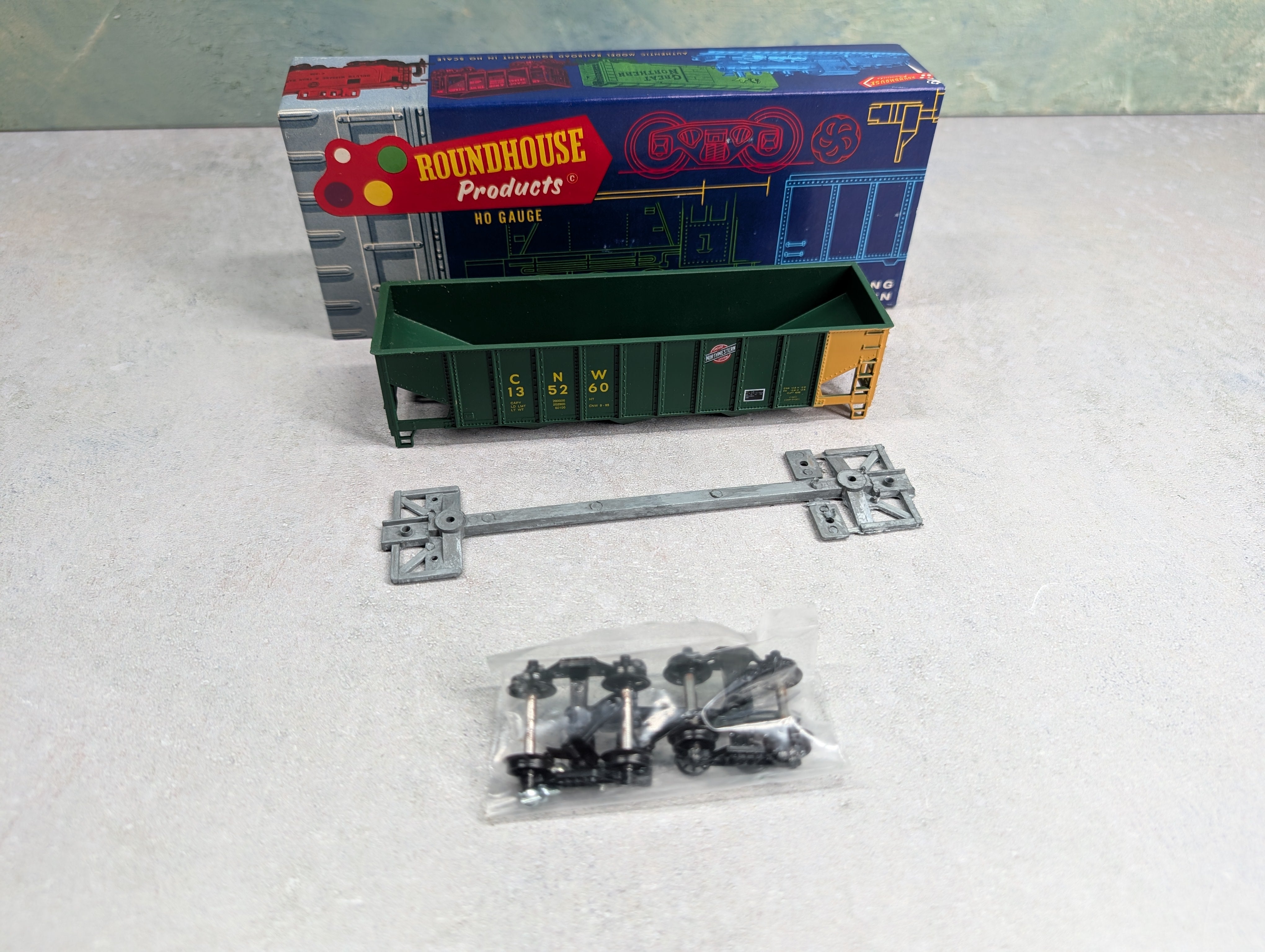 USED Roundhouse 1539 HO Scale 3 Bay Rib Side Hopper Chicago & North Western CNW #135260 KIT