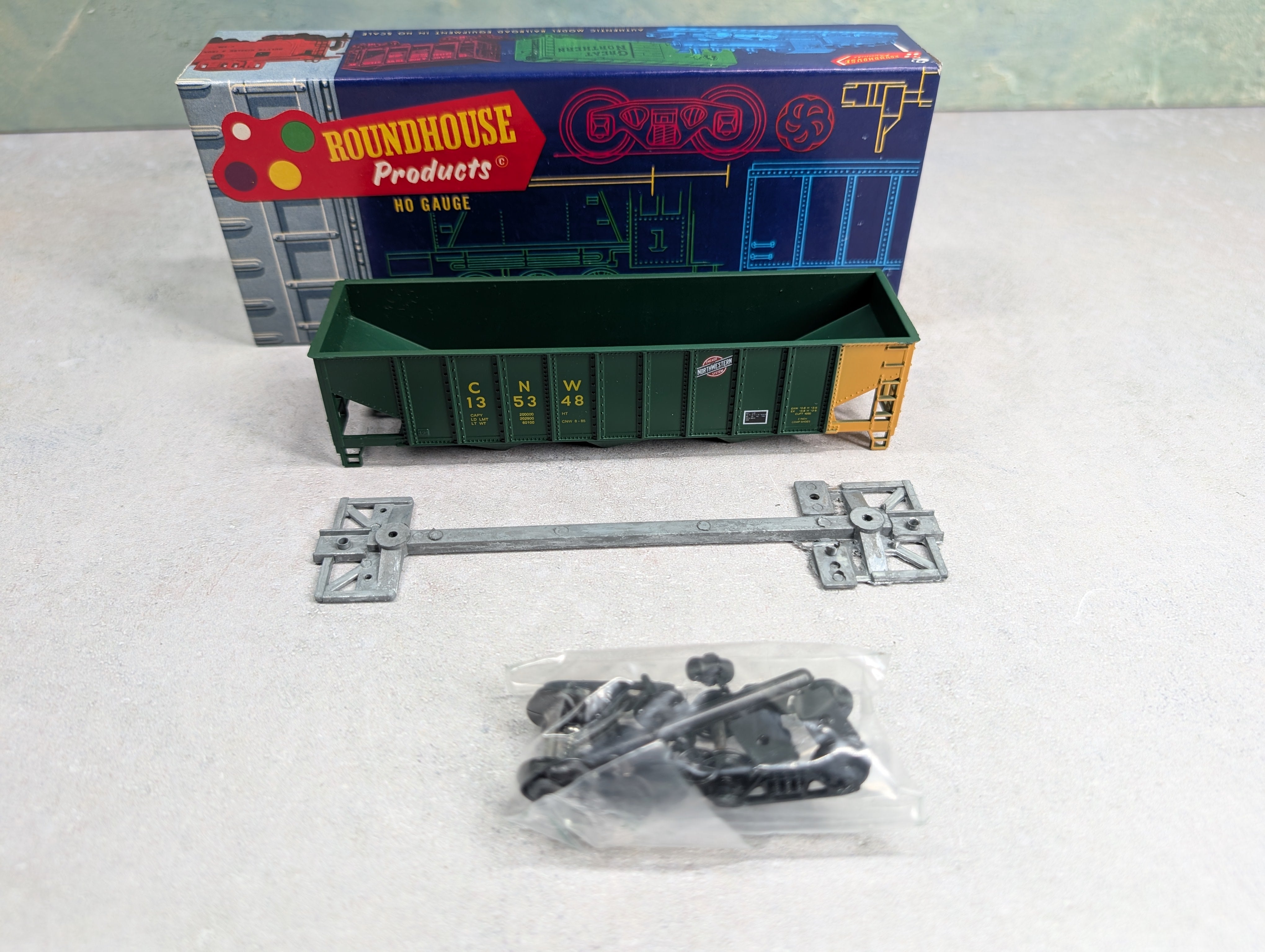 USED Roundhouse 1539 HO Scale 3 Bay Rib Side Hopper Chicago & North Western CNW #135348 KIT