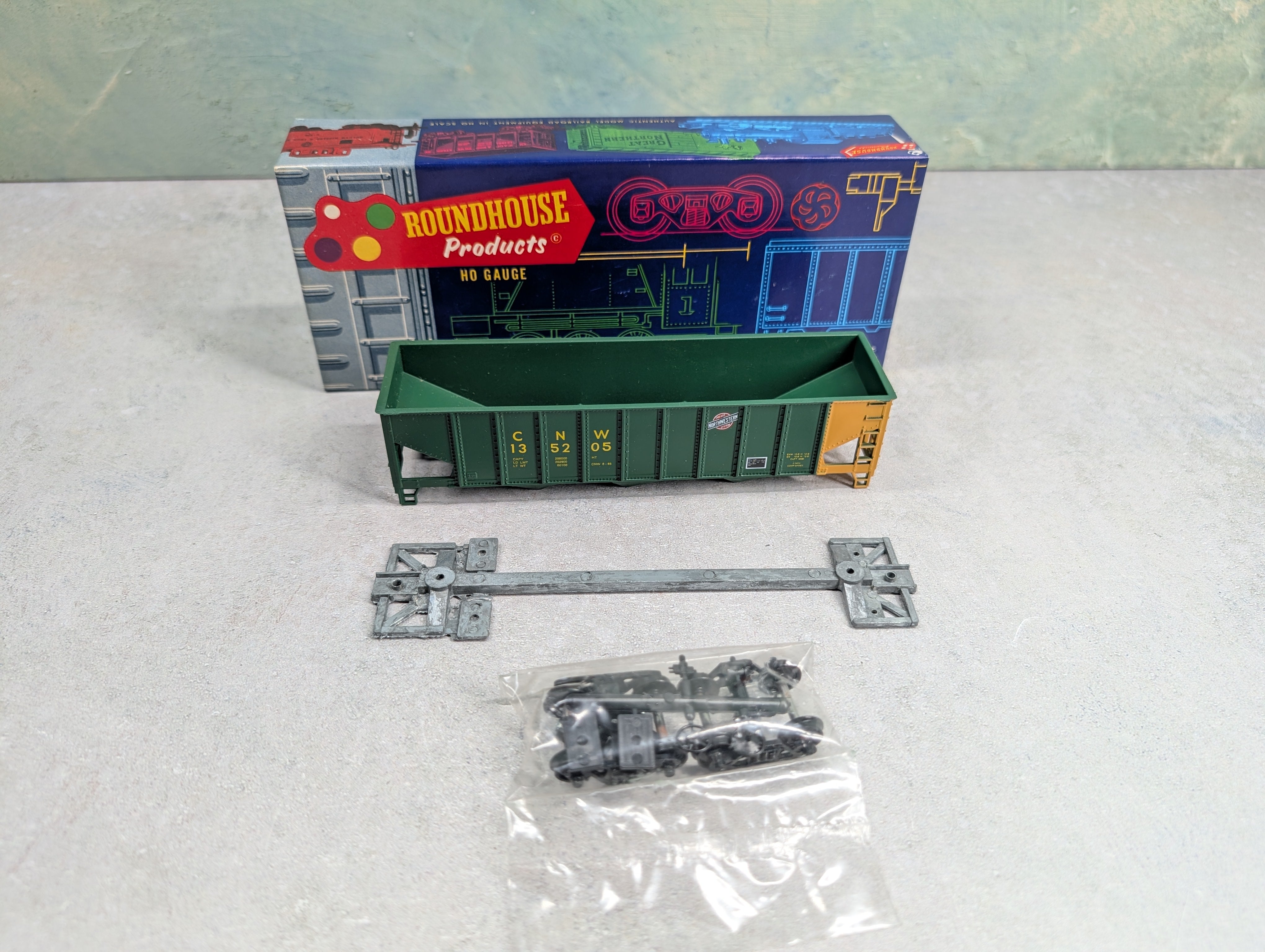 USED Roundhouse 1539 HO Scale 3 Bay Rib Side Hopper Chicago & North Western CNW #135205 KIT