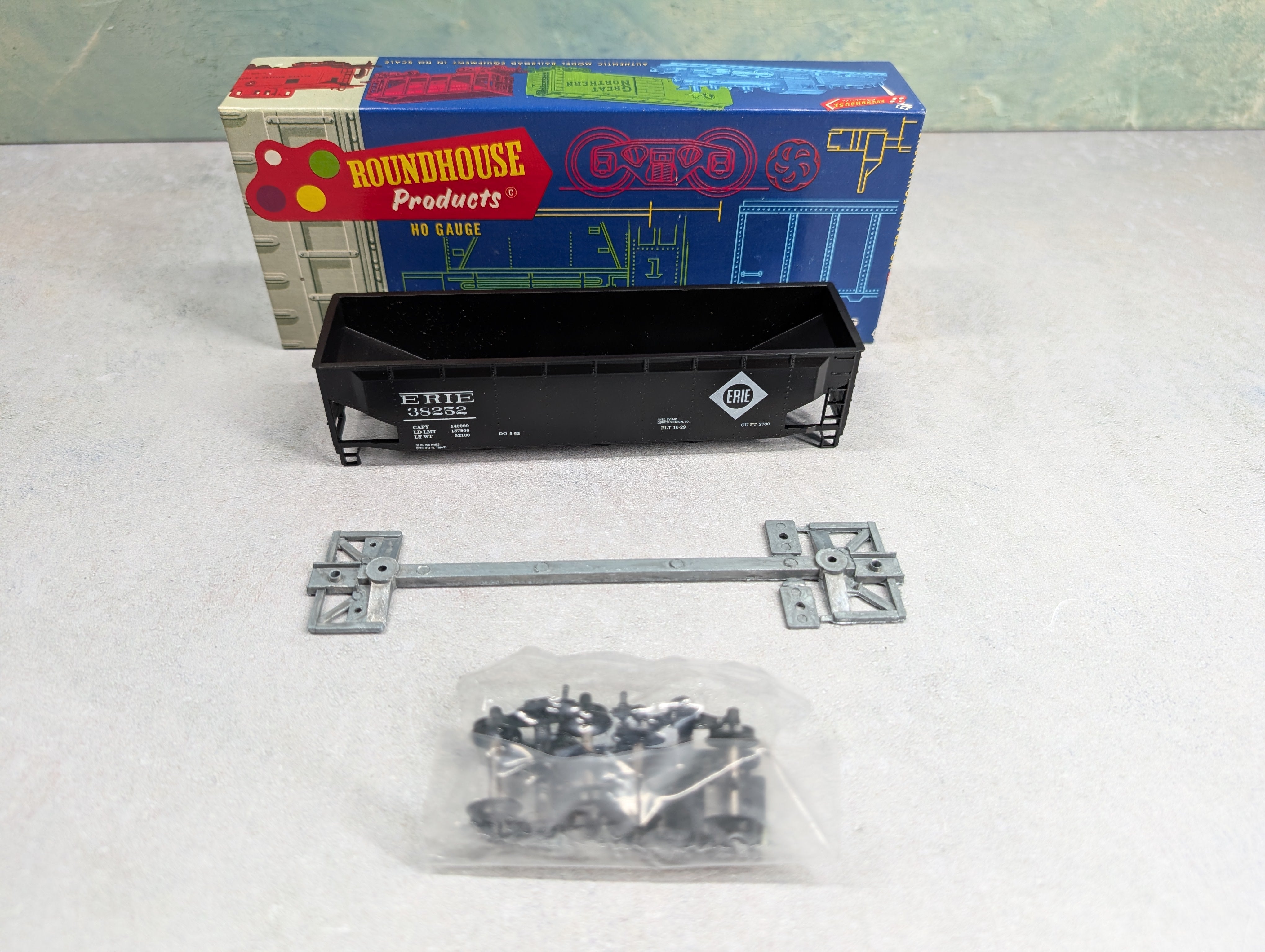 USED Roundhouse 1611 HO Scale 3 Bay Rib Side Hopper Erie #38252 KIT