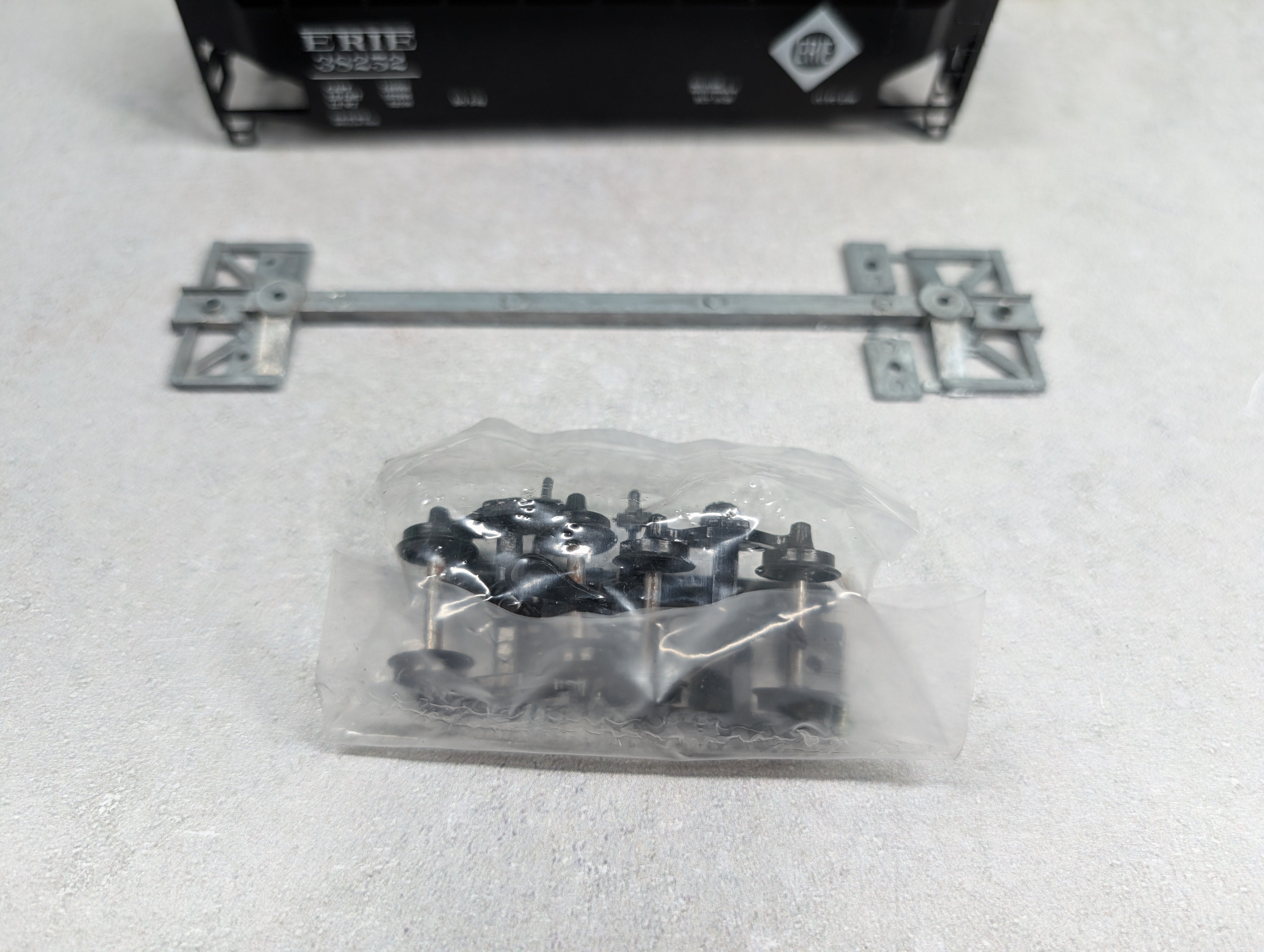 USED Roundhouse 1611 HO Scale 3 Bay Rib Side Hopper Erie #38252 KIT