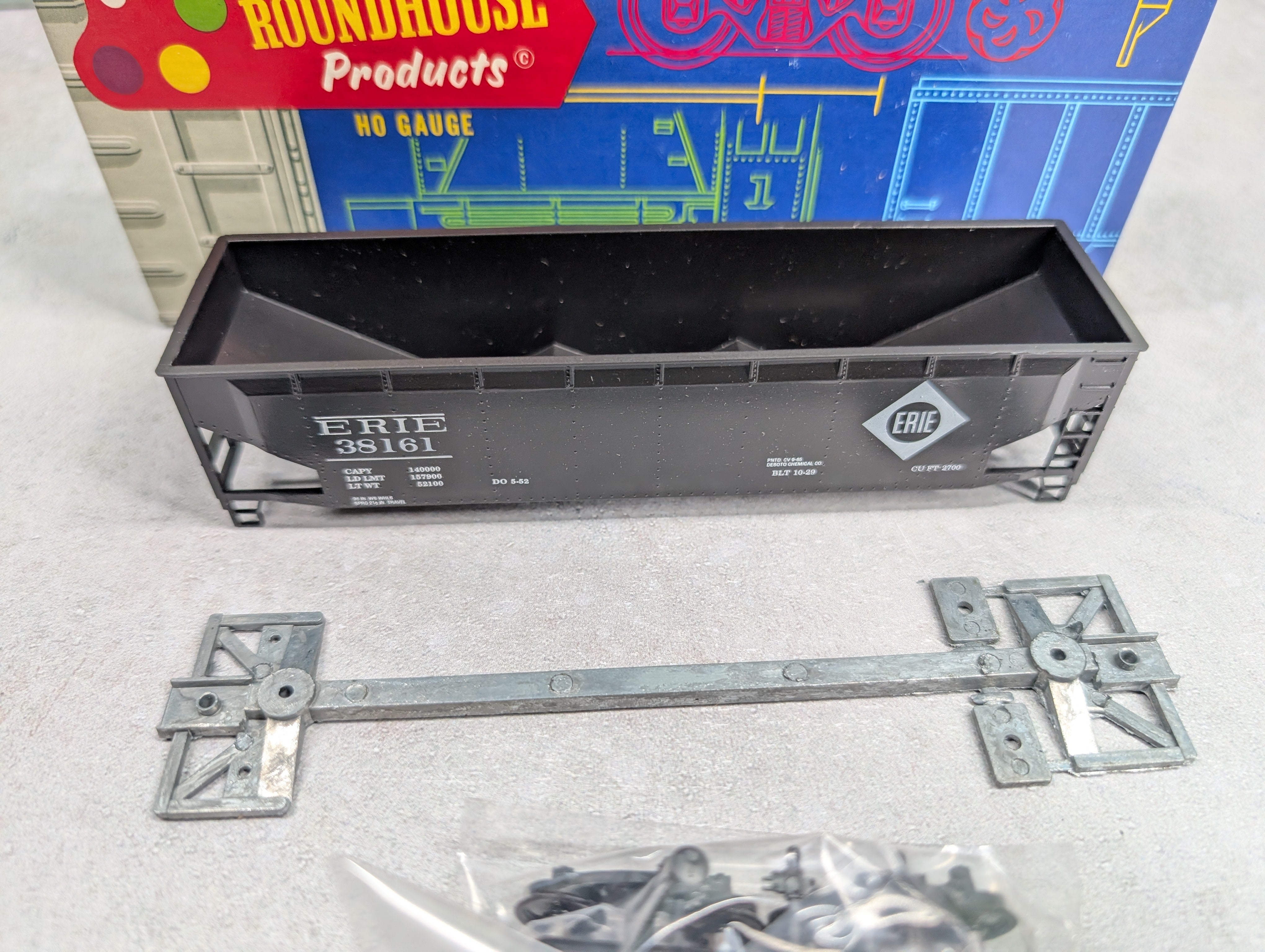USED Roundhouse 1611 HO Scale 3 Bay Rib Side Hopper Erie #38161 KIT