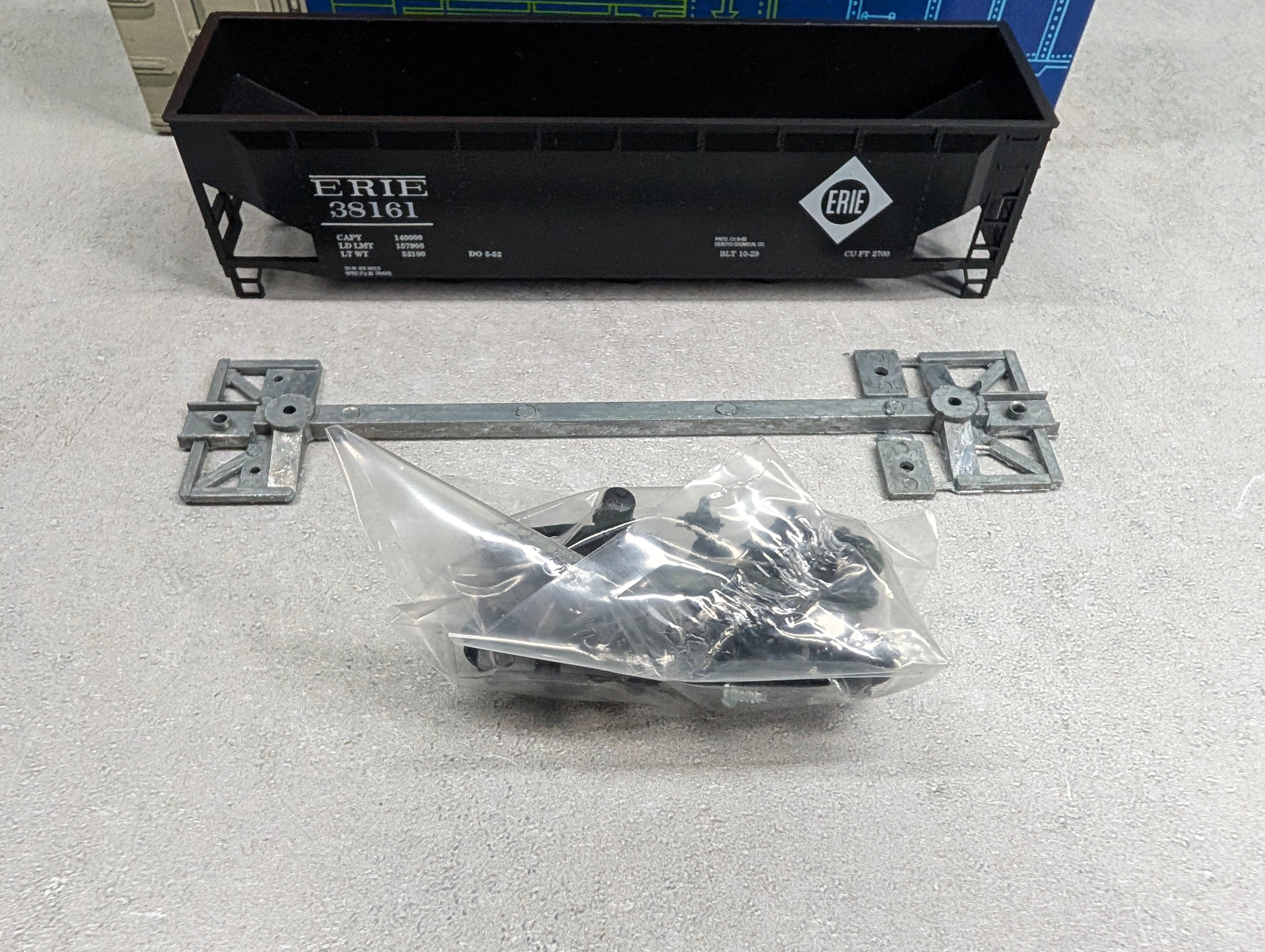 USED Roundhouse 1611 HO Scale 3 Bay Rib Side Hopper Erie #38161 KIT
