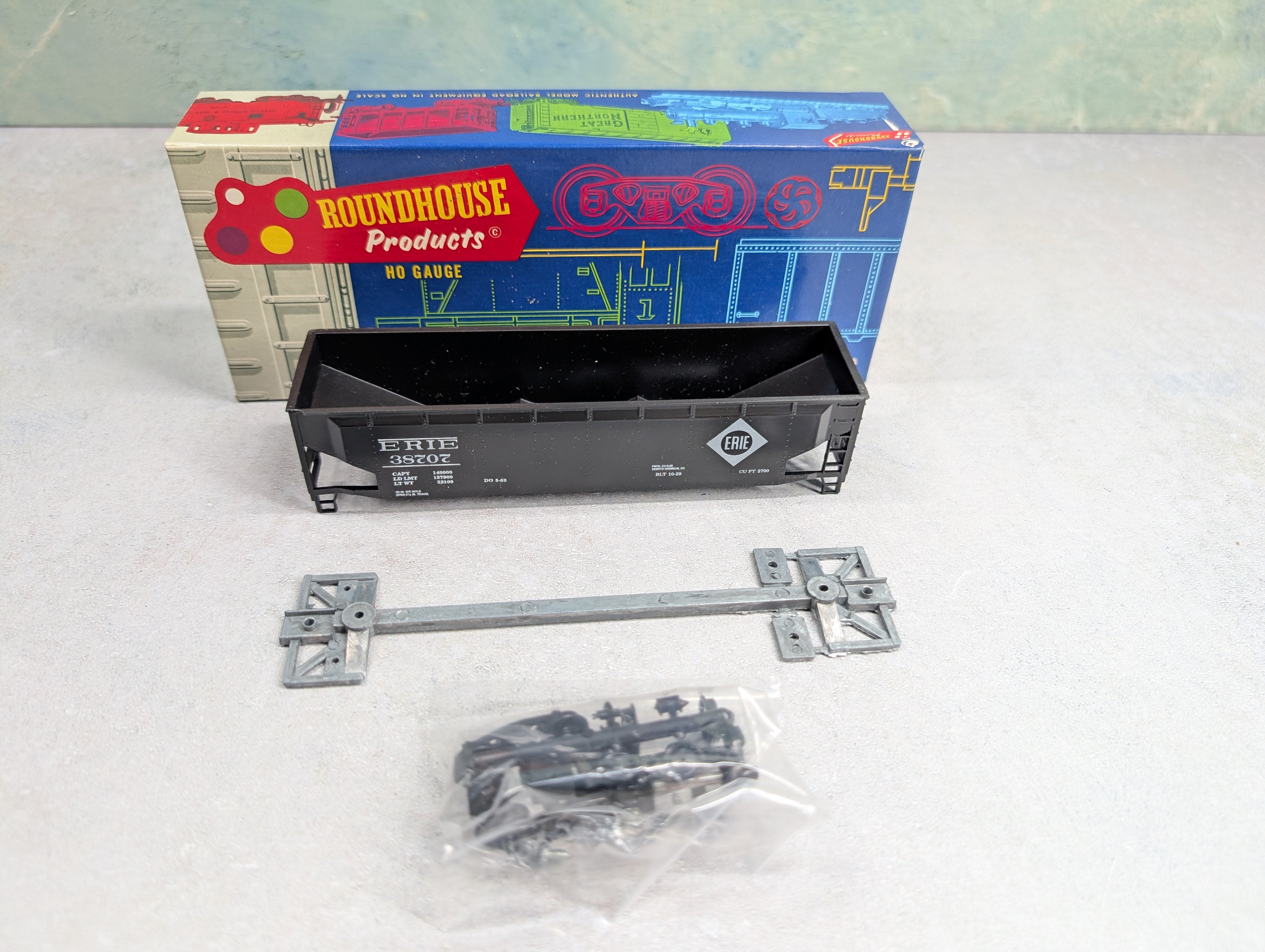 USED Roundhouse 1611 HO Scale 3 Bay Rib Side Hopper Erie #38707 KIT