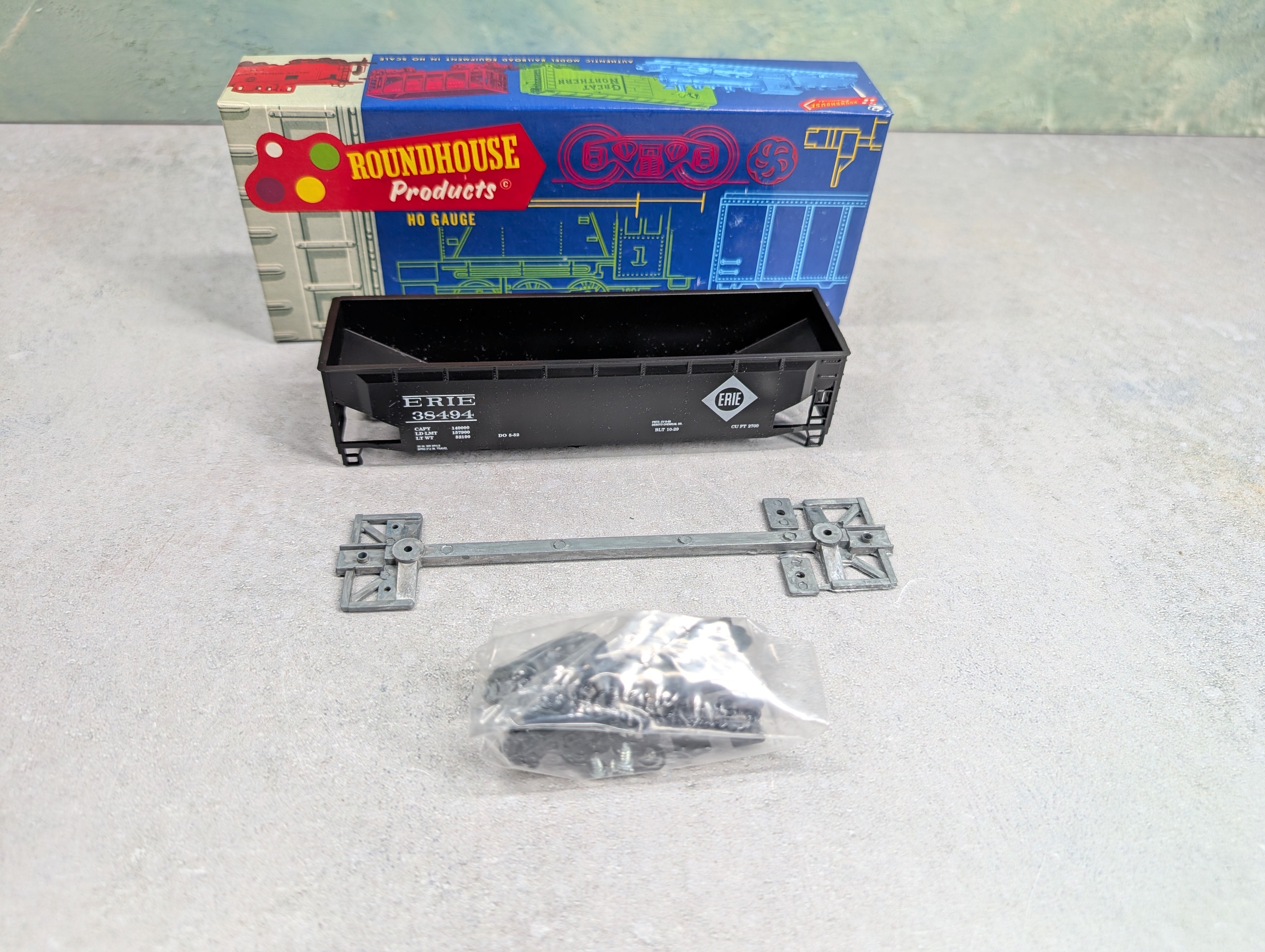 USED Roundhouse 1611 HO Scale 3 Bay Rib Side Hopper Erie #38494 KIT