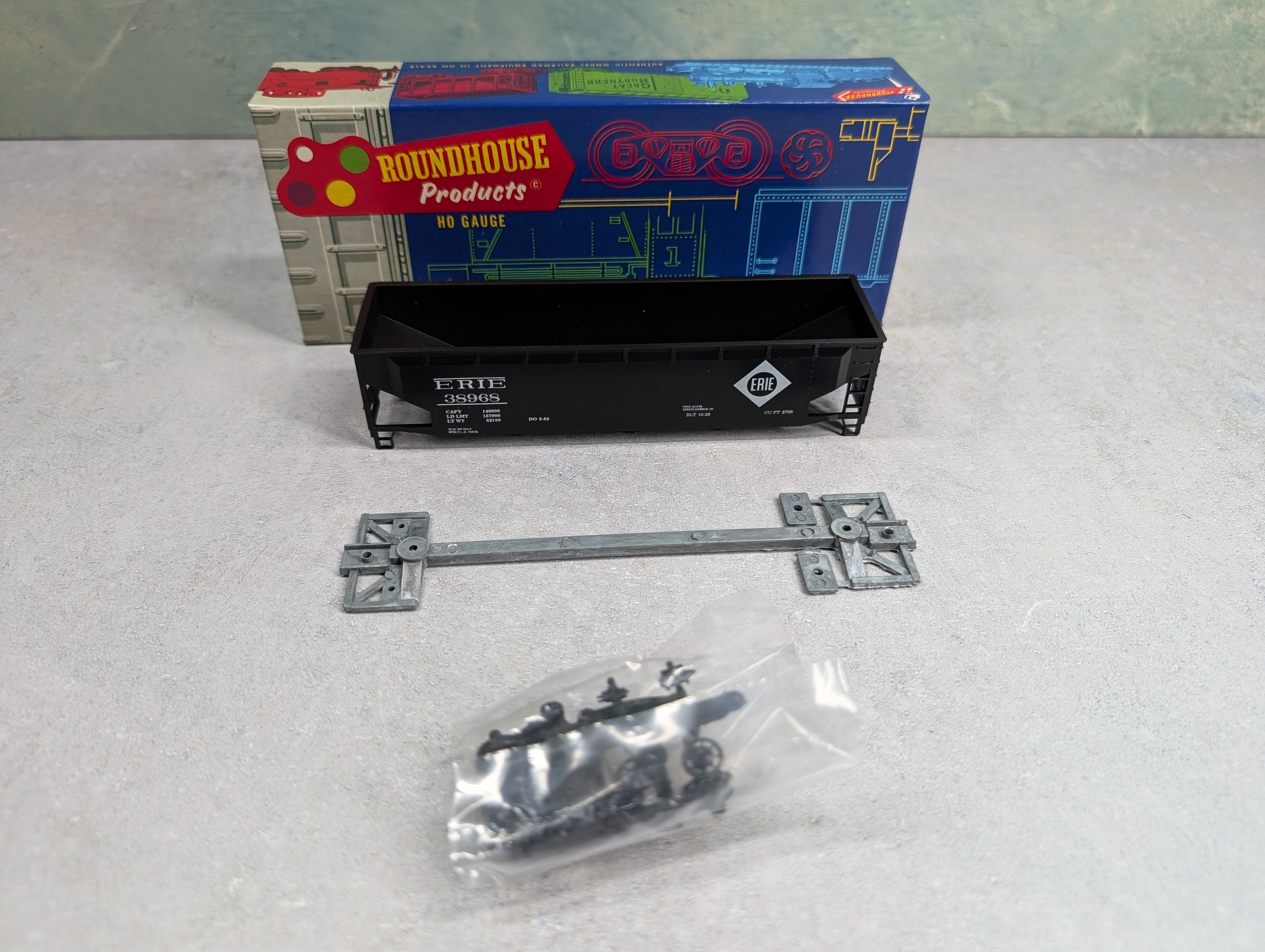 USED Roundhouse 1611 HO Scale 3 Bay Rib Side Hopper Erie #38968 KIT