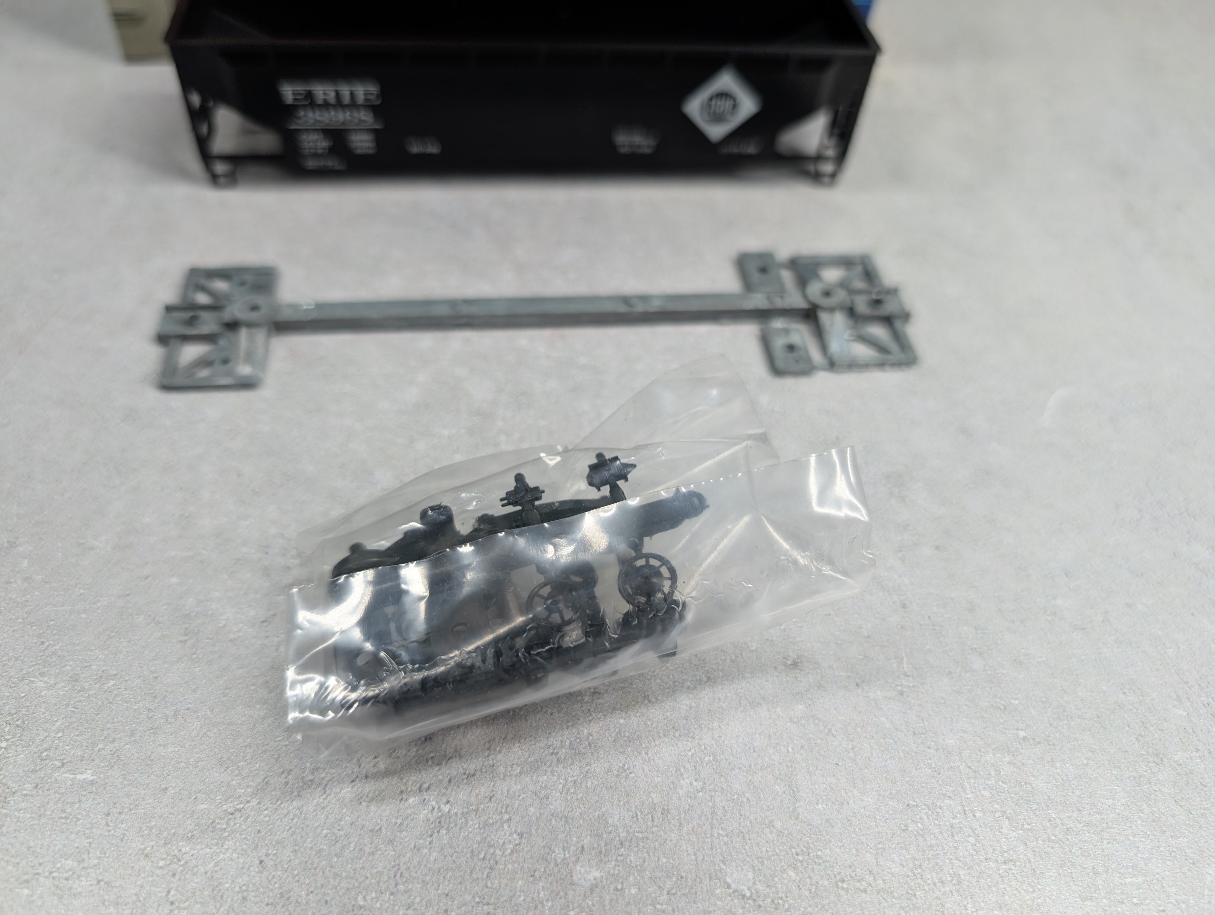 USED Roundhouse 1611 HO Scale 3 Bay Rib Side Hopper Erie #38968 KIT