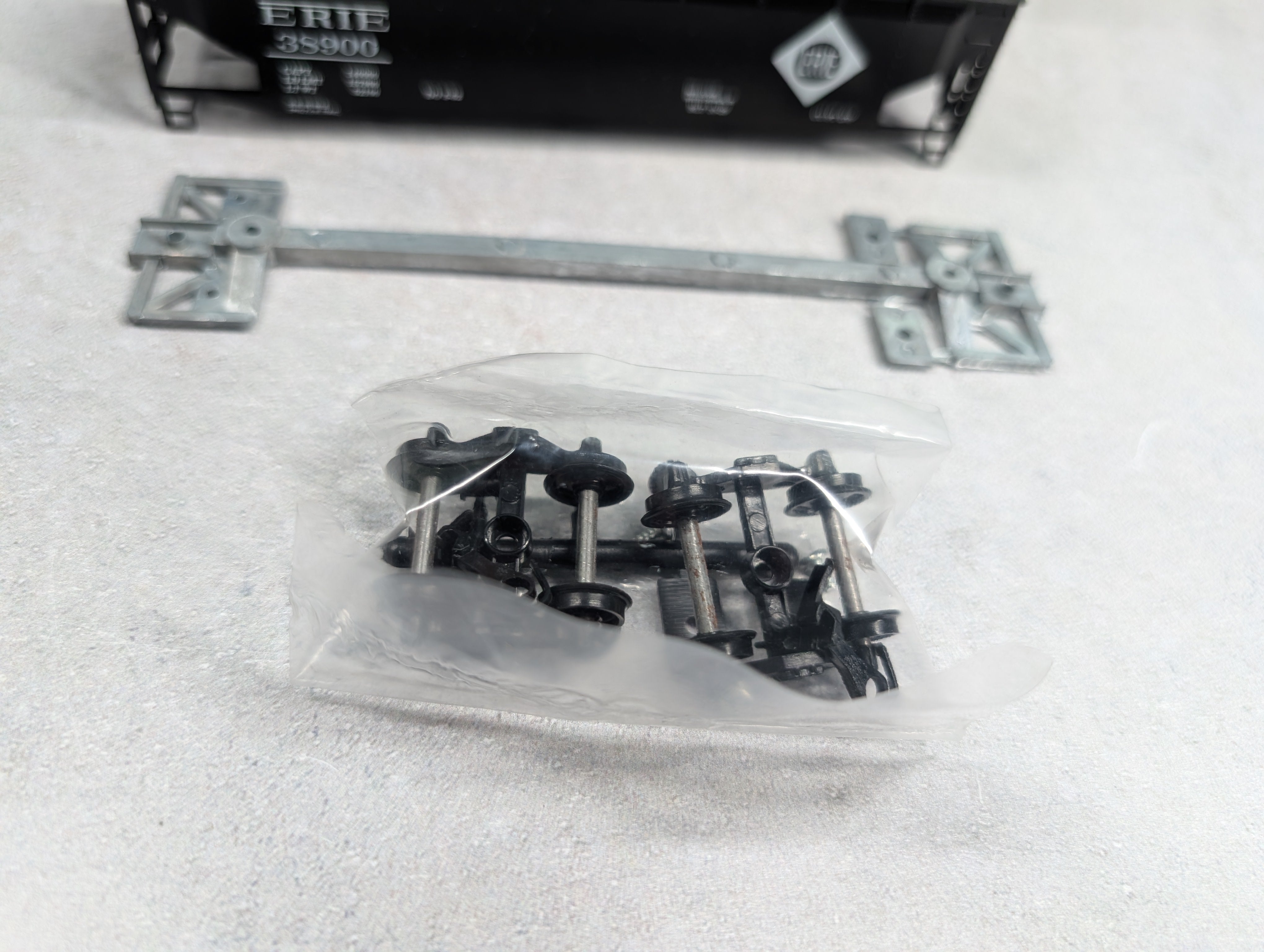 USED Roundhouse 1611 HO Scale 3-Bay Rib Side Hopper Erie #38900 KIT