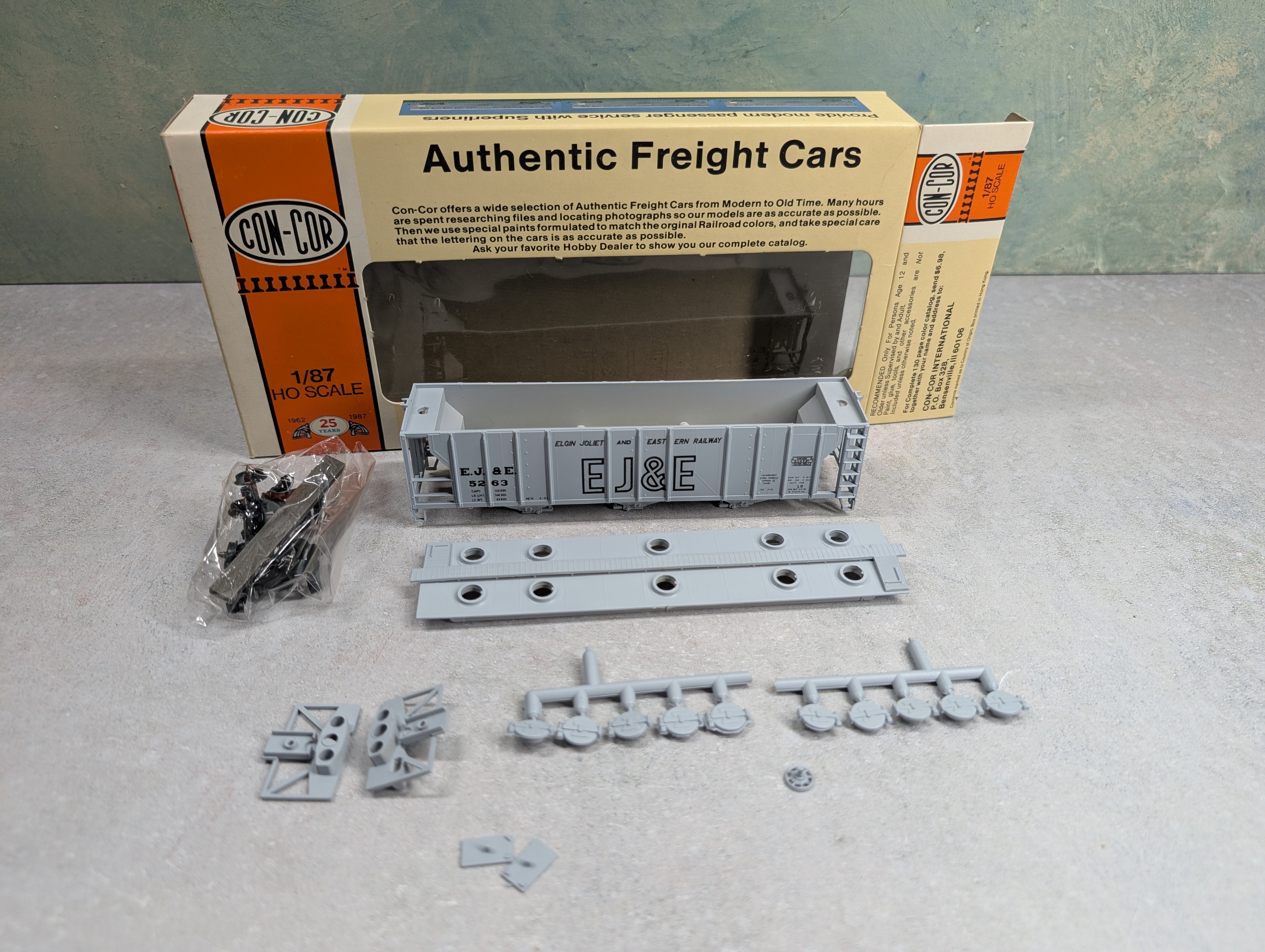 USED Con-Cor #1-009519 HO Scale PS-2 Covered Hopper Elgin Joliet & Eastern EJ&E #5263 KIT