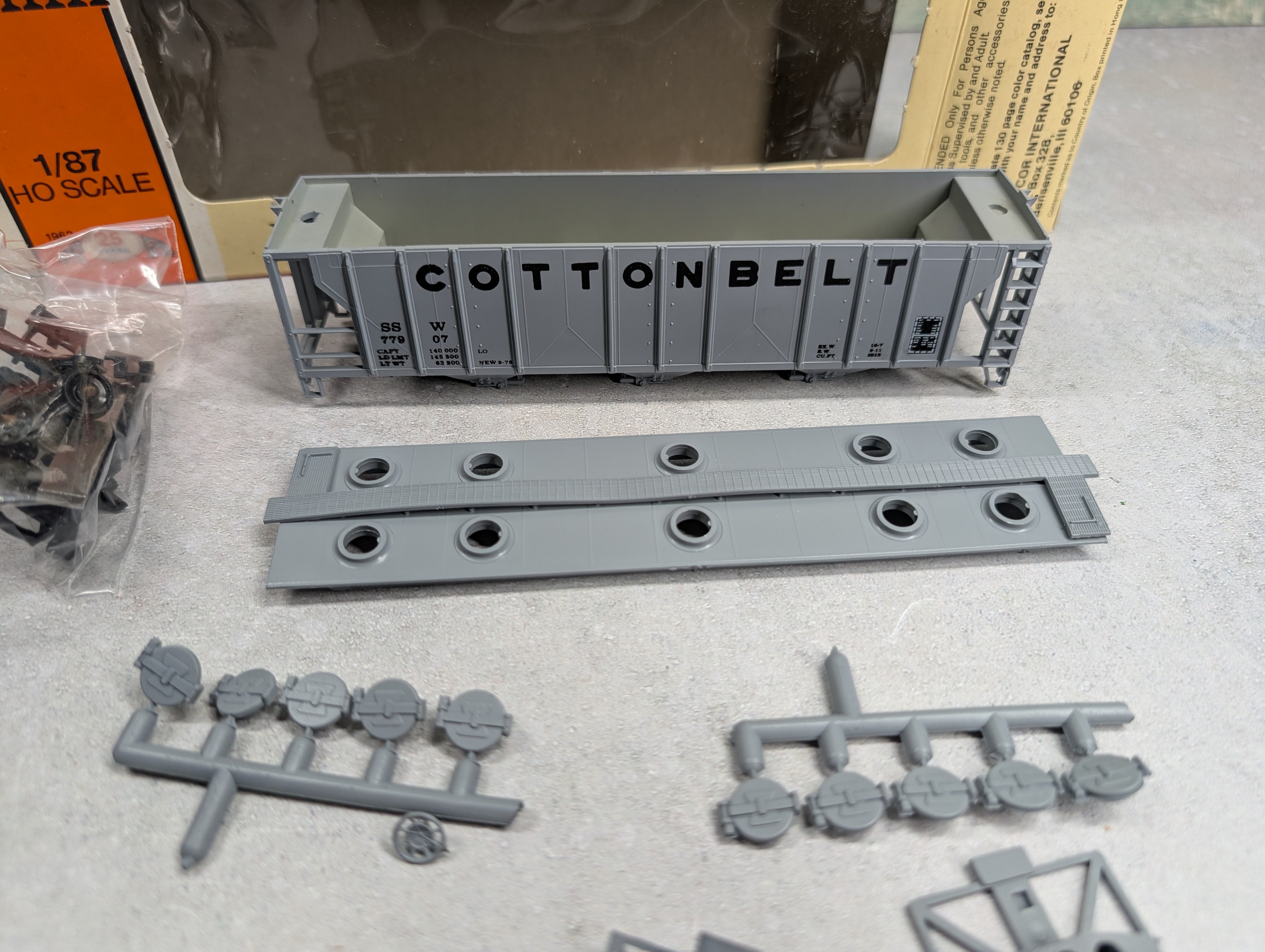 USED Con-Cor #1-009516 HO Scale PS-2 Covered Hopper Cotton Belt SSW #77907 KIT