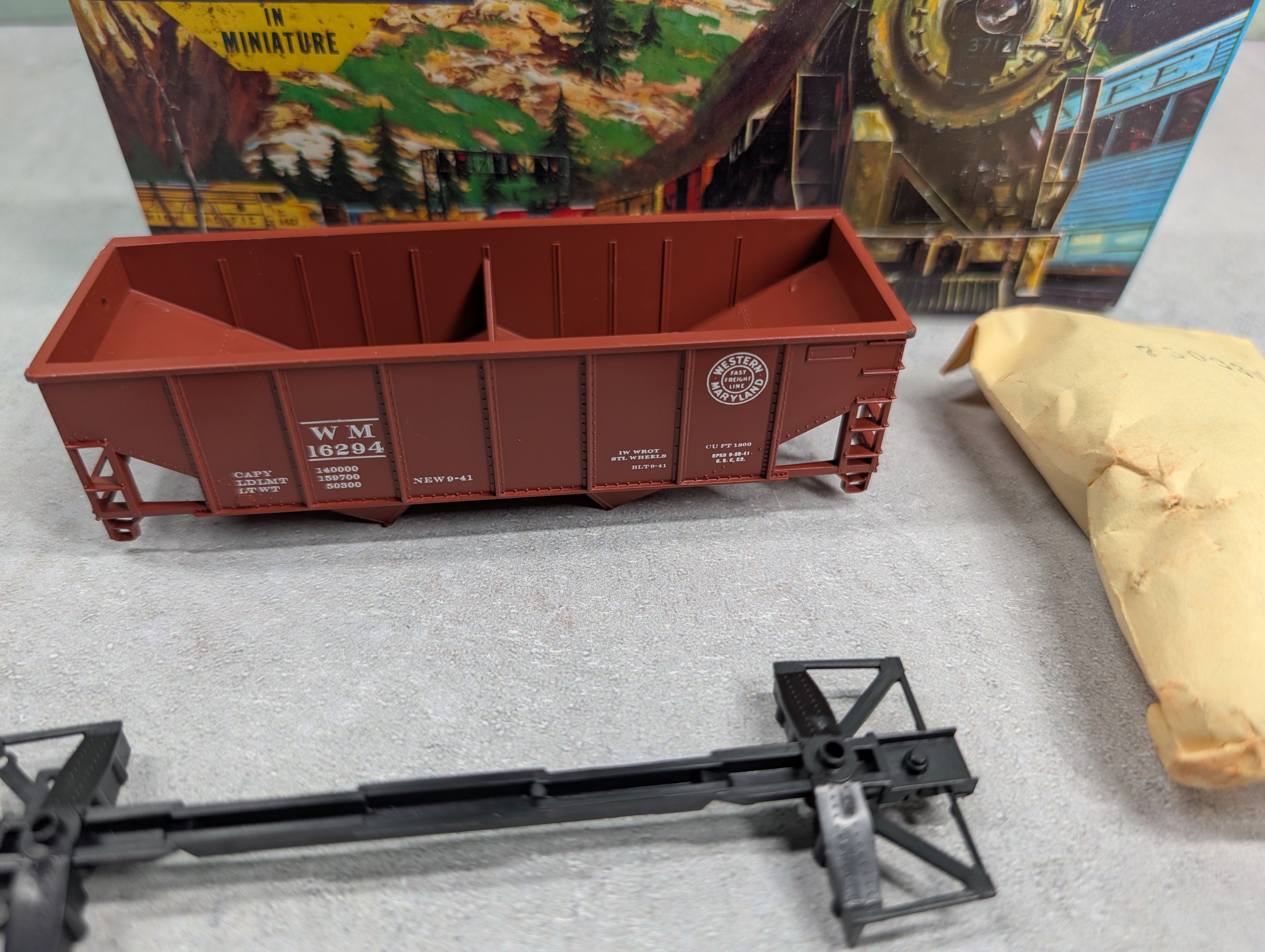 USED Athearn #1372 HO Scale 34' 2-Bay Flat-End Hopper Western Maryland WM #16294 Bev-Bel KIT