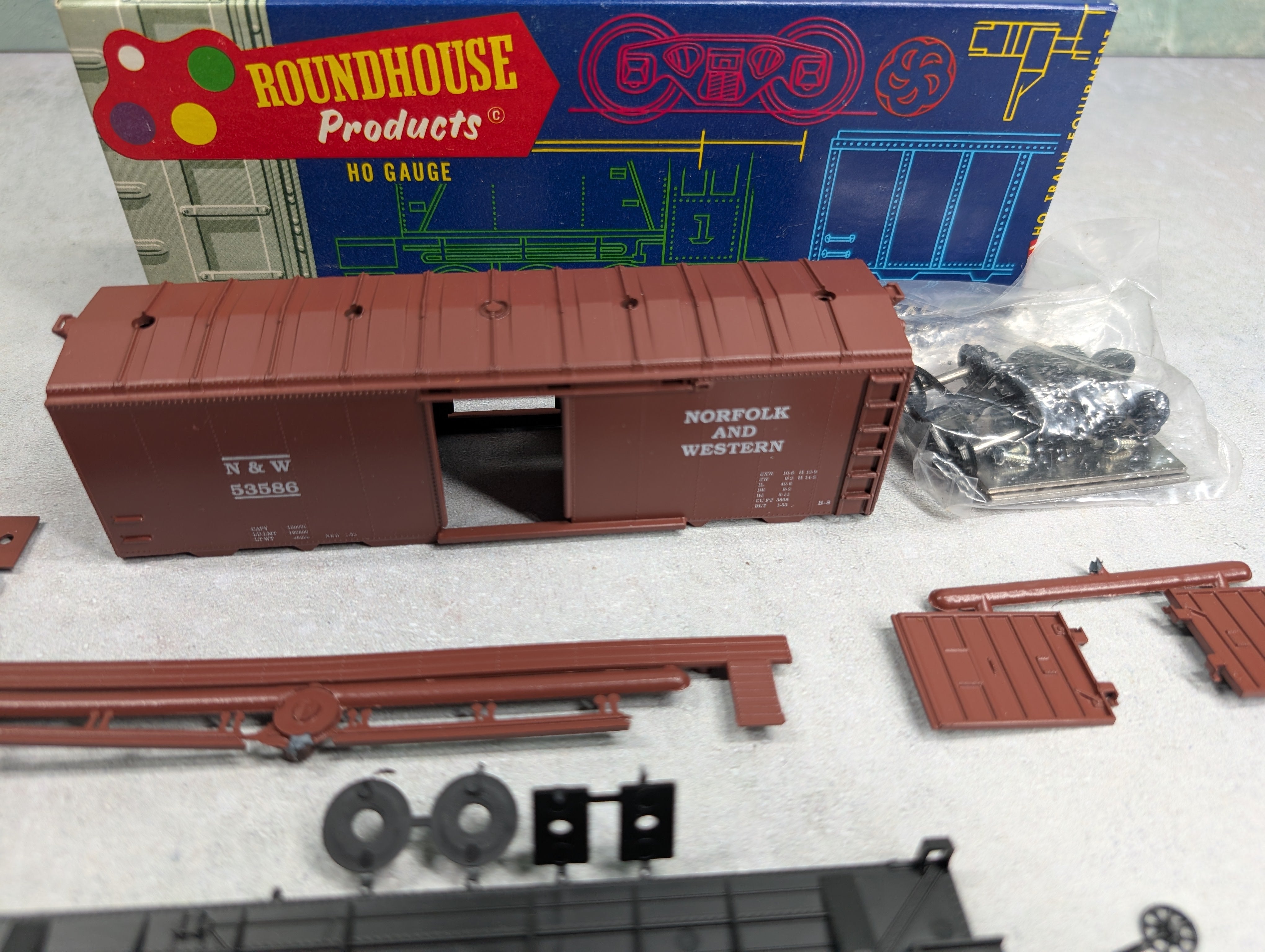 USED Roundhouse 3234 HO Scale 40' AAR Box Car Norfolk & Western N&W #53586 KIT