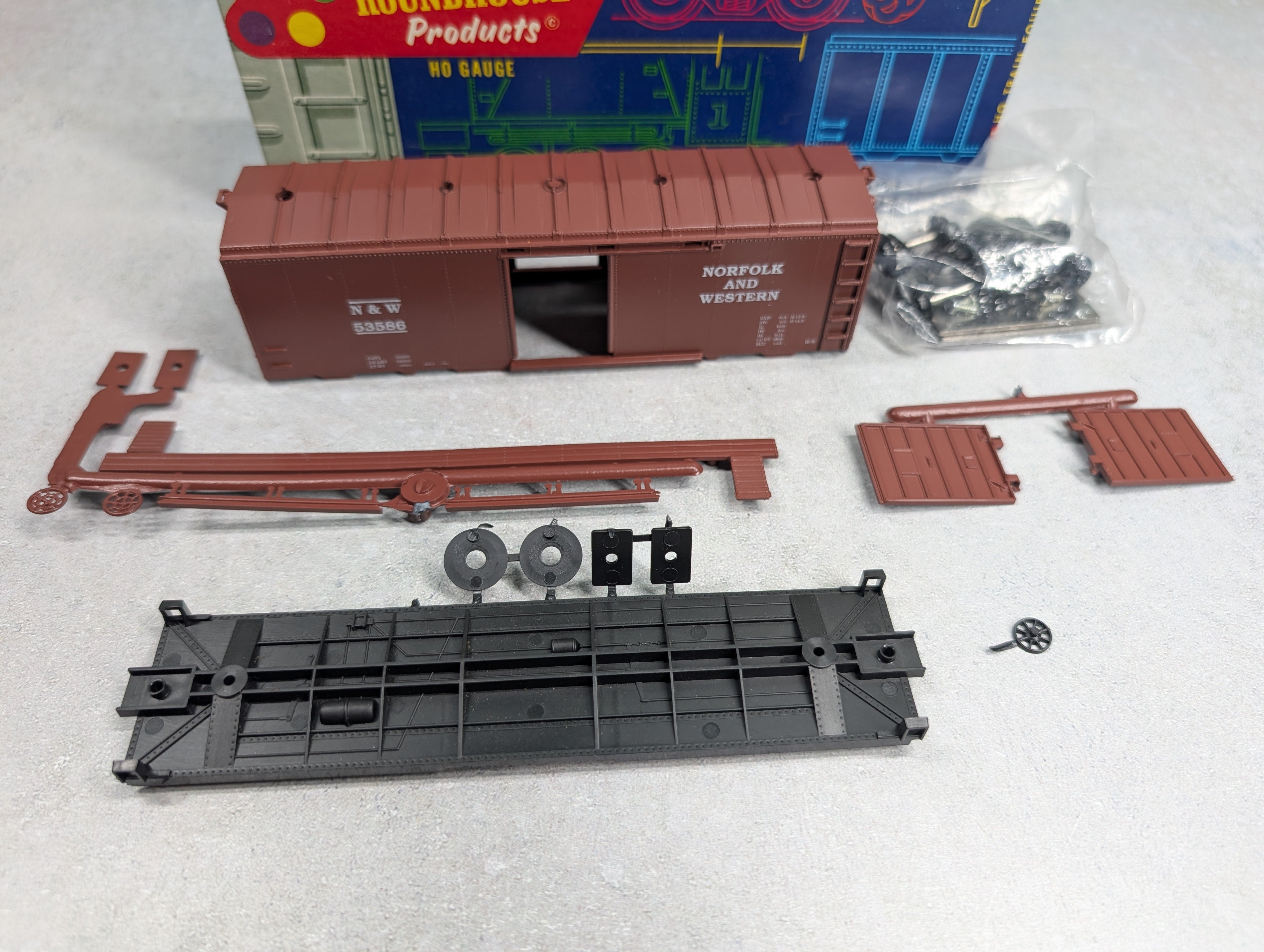 USED Roundhouse 3234 HO Scale 40' AAR Box Car Norfolk & Western N&W #53586 KIT