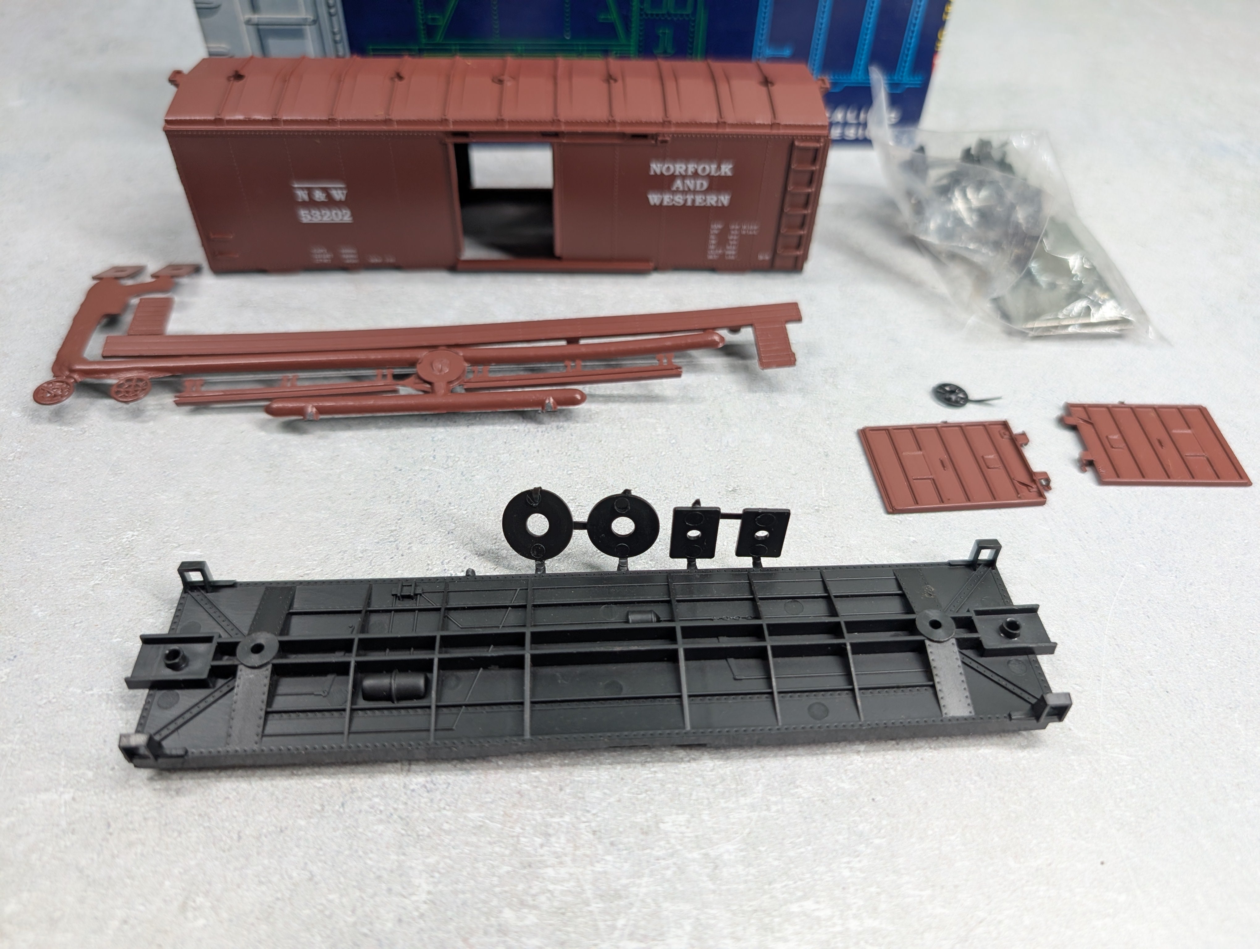 USED Roundhouse 3234 HO Scale 40' AAR Box Car Norfolk & Western N&W #53202 KIT