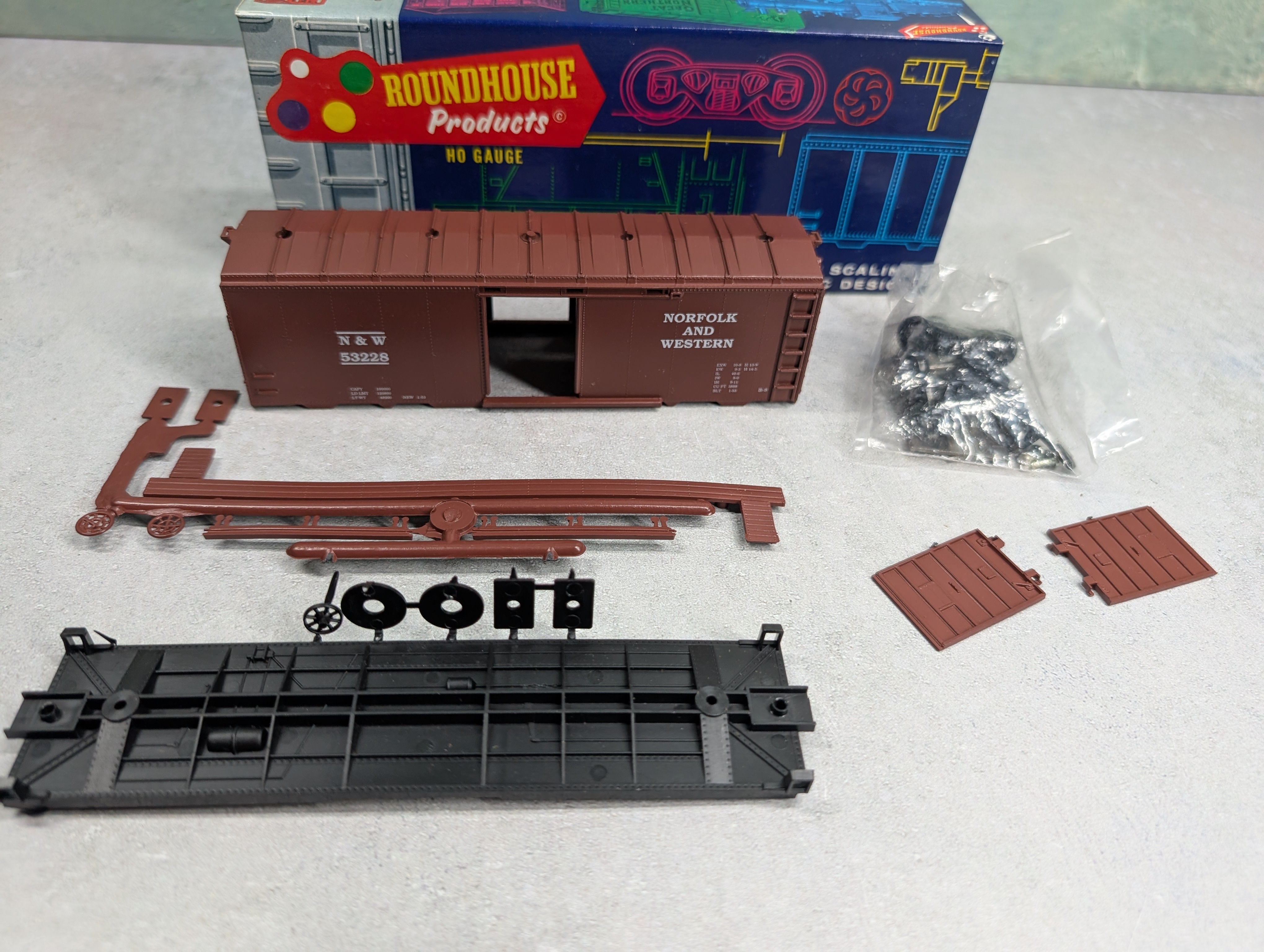 USED Roundhouse 3234 HO Scale 40' AAR Box Car Norfolk & Western N&W #53228 KIT