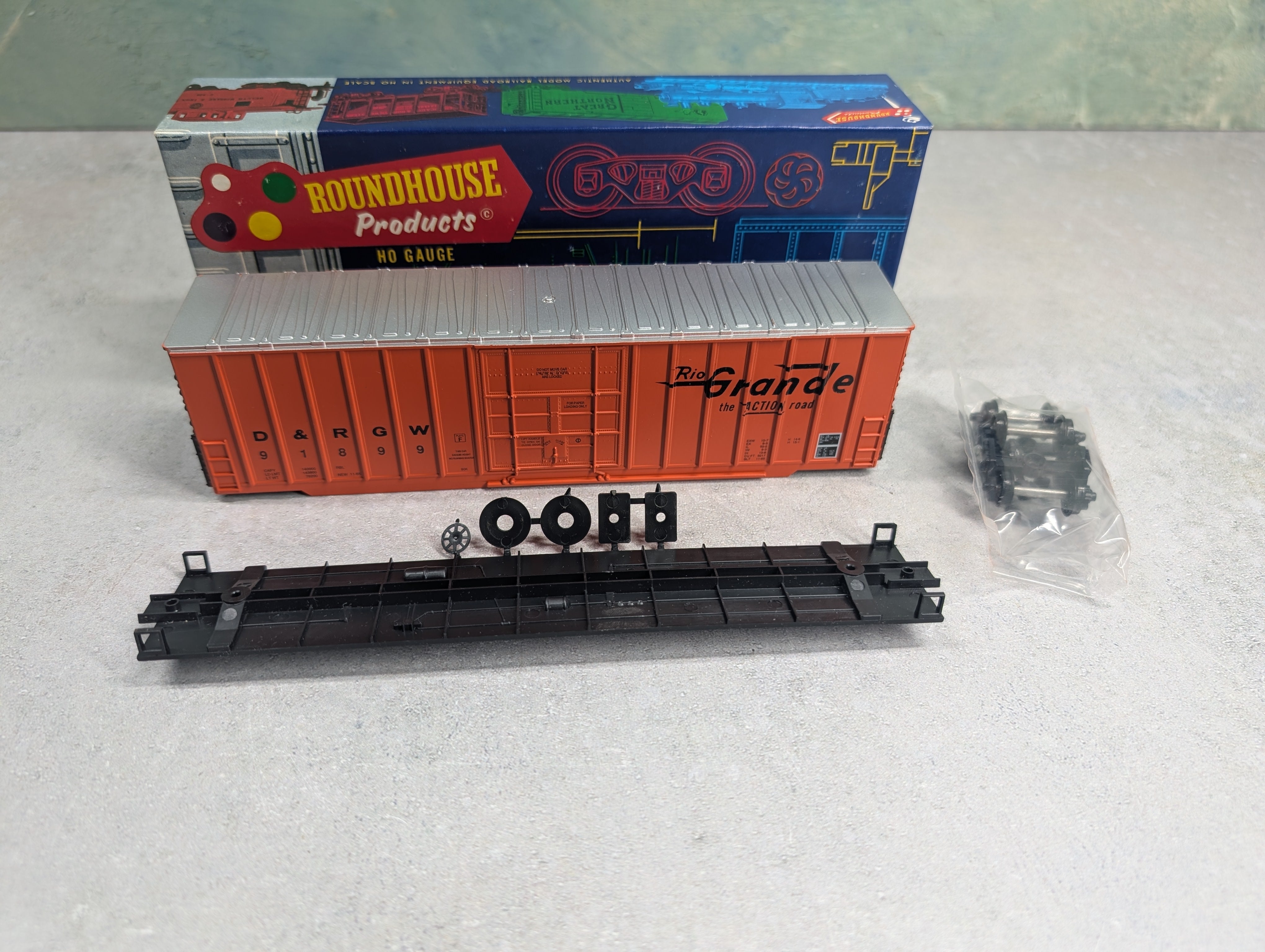 USED Roundhouse 3228 HO Scale 50' Hi-Cube Rib-Side Box Car Rio Grande D&RGW #91899 KIT