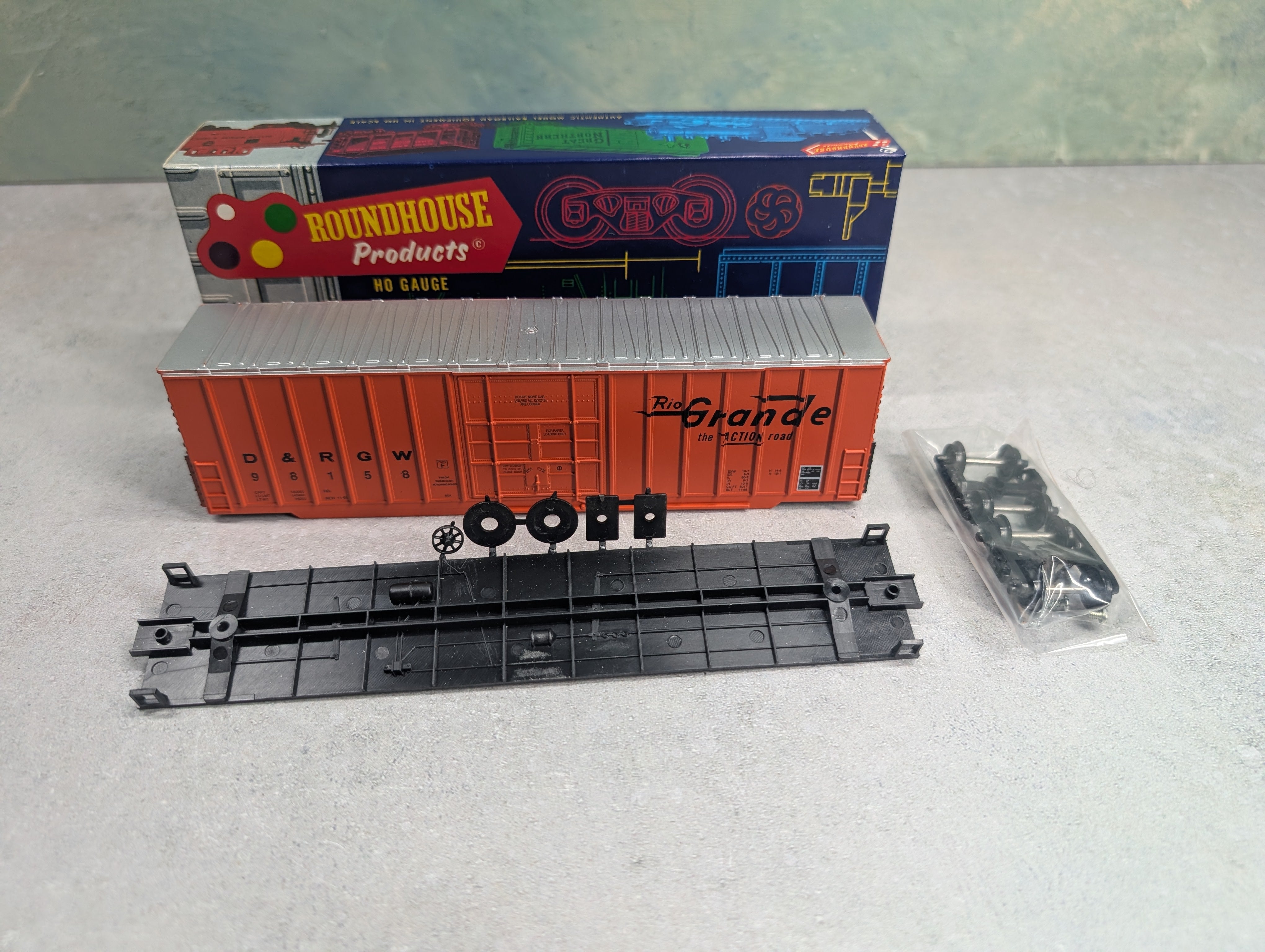 USED Roundhouse 3228 HO Scale 50' Hi-Cube Rib-Side Box Car Rio Grande D&RGW #98158 KIT