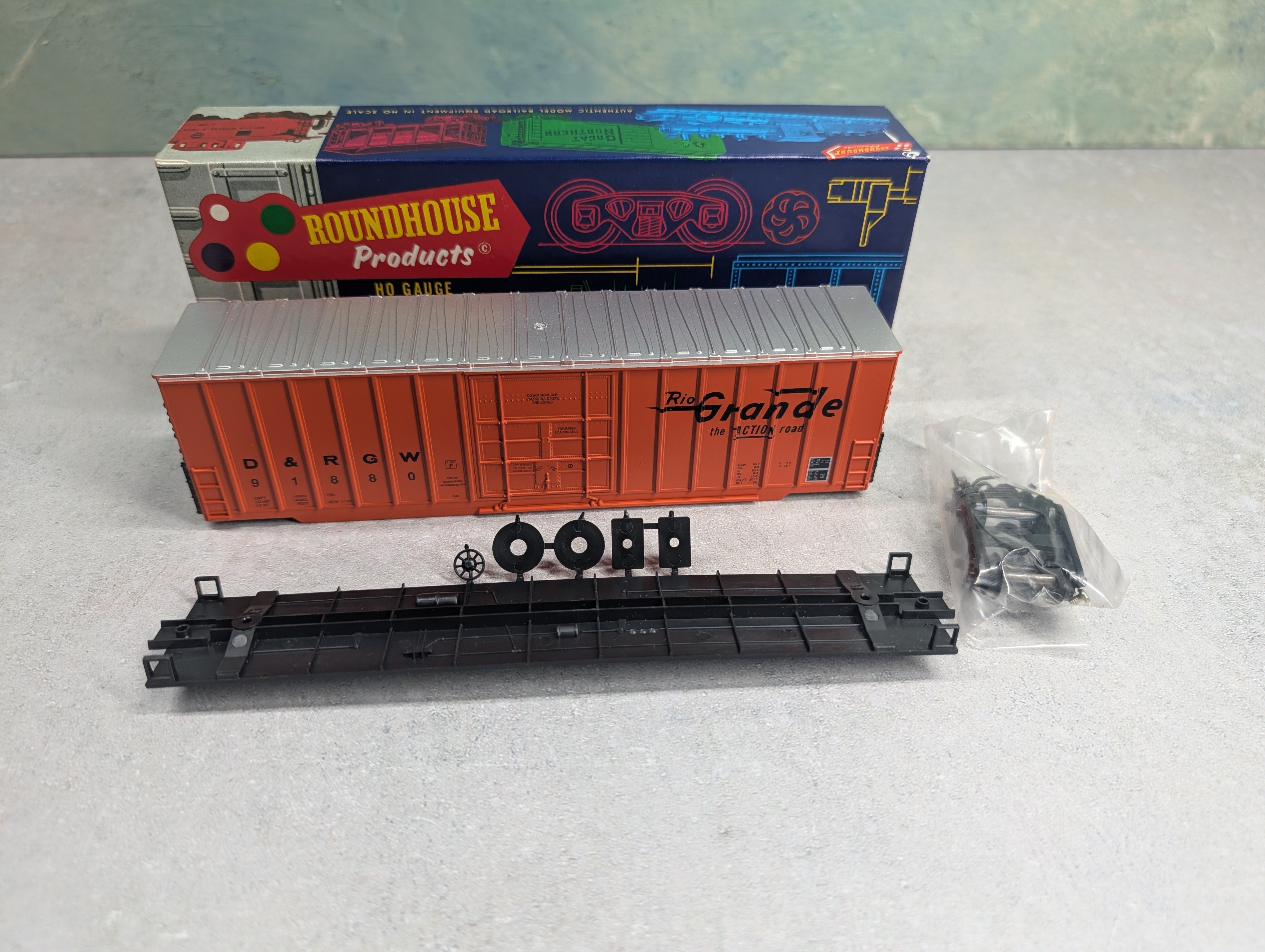 USED Roundhouse 3228 HO Scale 50' Hi-Cube Rib-Side Box Car Rio Grande D&RGW #91880 KIT